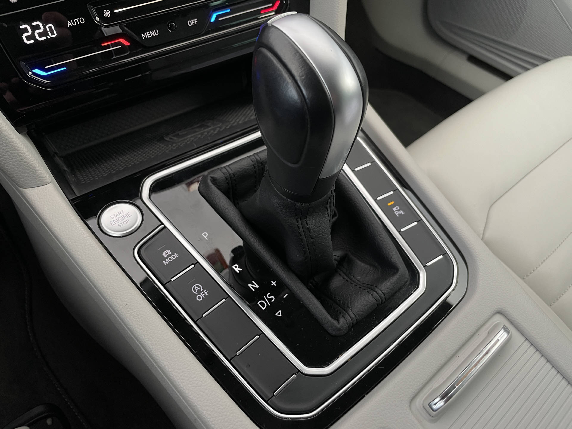 VW Passat Variant 2.0 TDI Elegance DSG 4m-image-15
