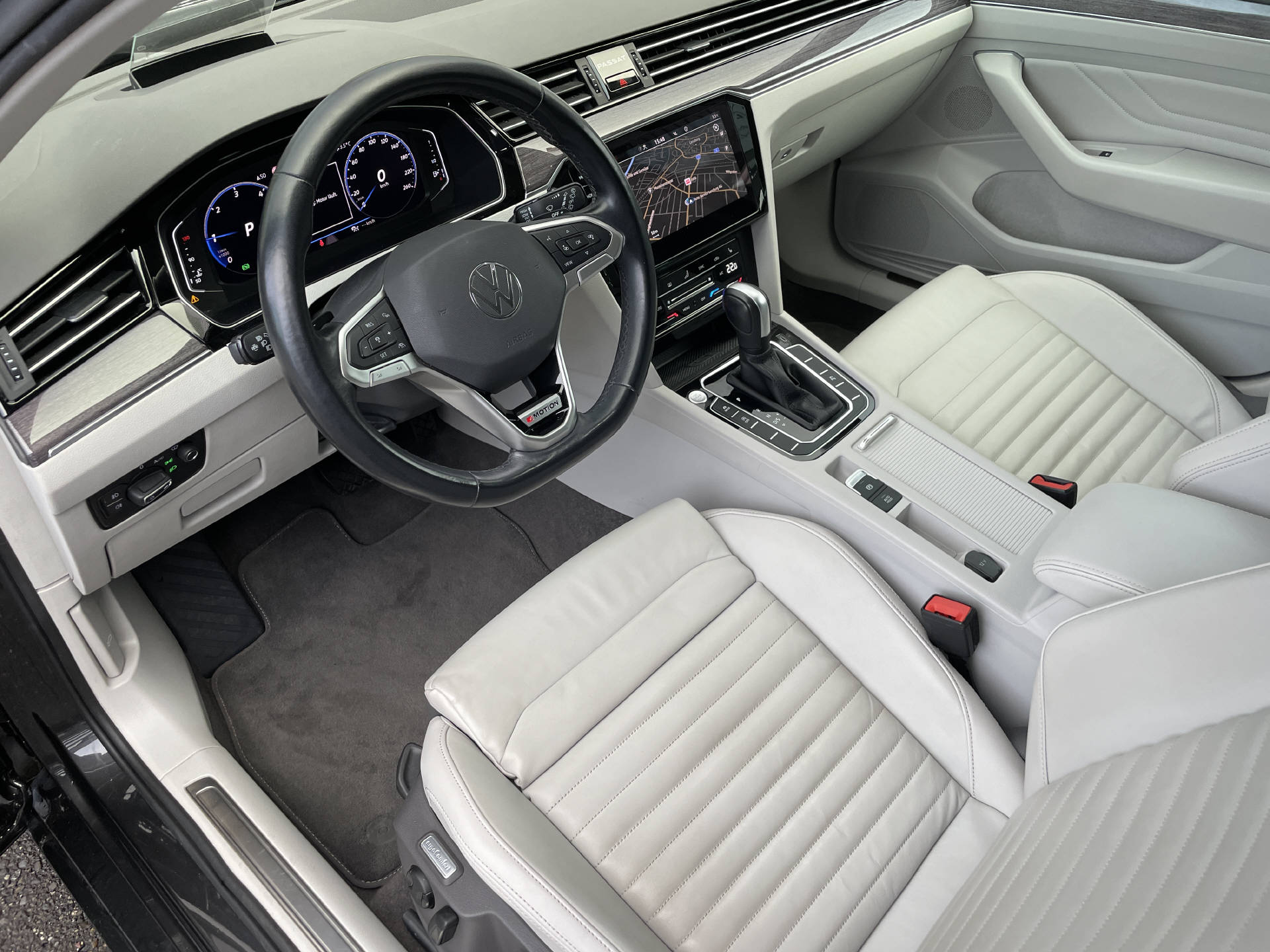 VW Passat Variant 2.0 TDI Elegance DSG 4m-image-6