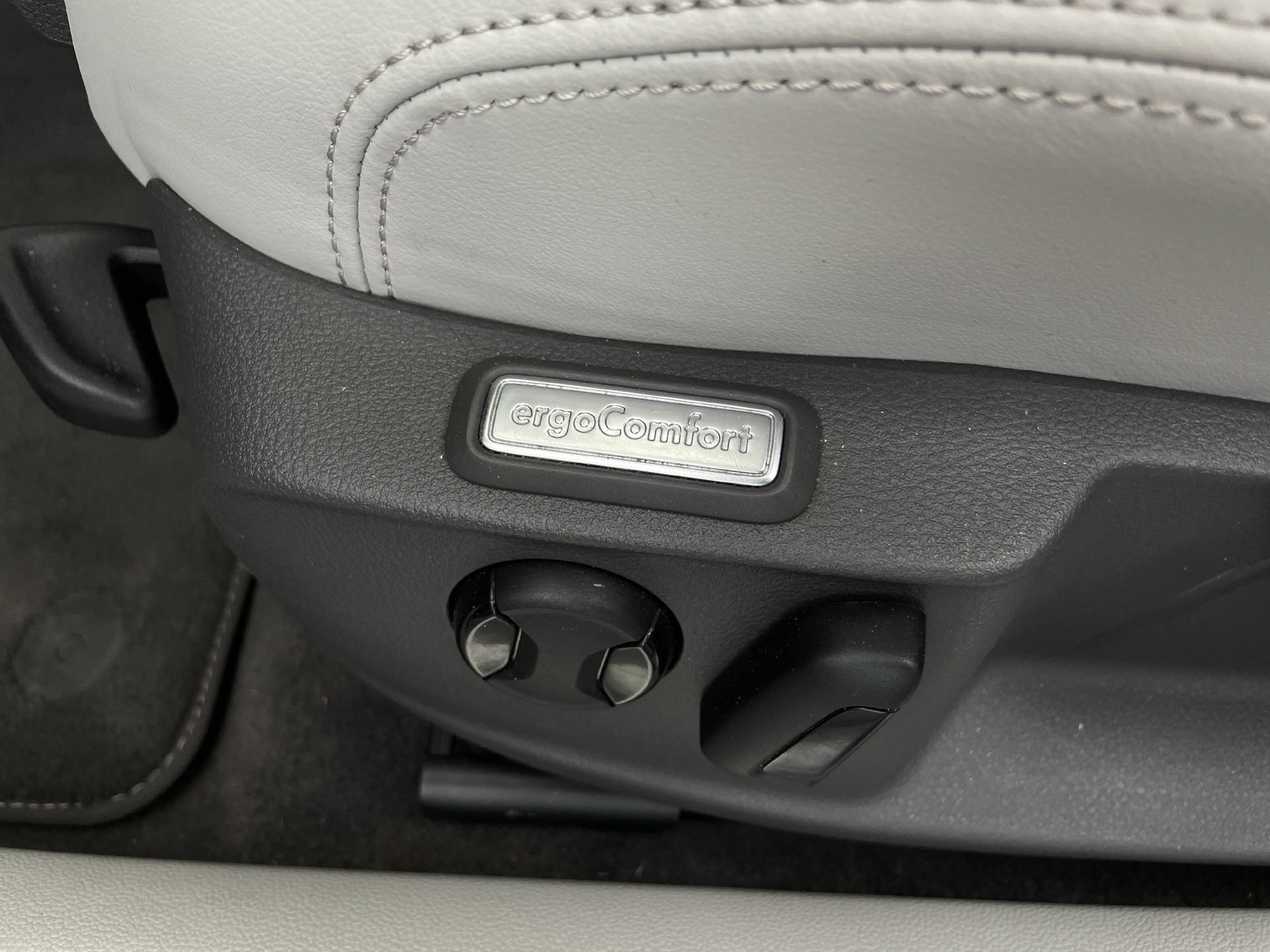 VW Passat Variant 2.0 TDI Elegance DSG 4m-image-18