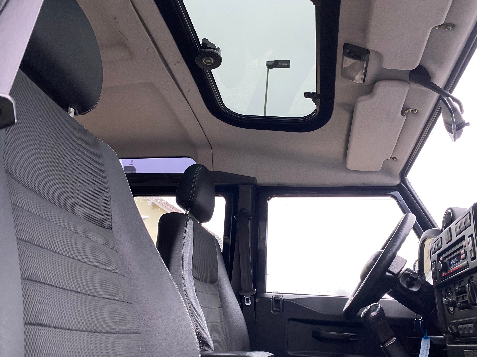 LAND ROVER Defender 110 2.4 Td4 Station Wagon-image-5