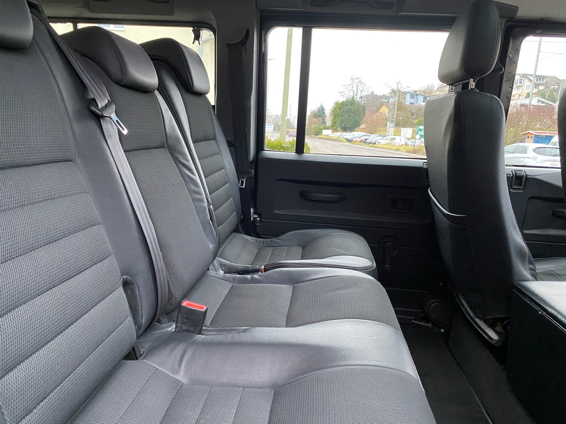 LAND ROVER Defender 110 2.4 Td4 Station Wagon-image-6