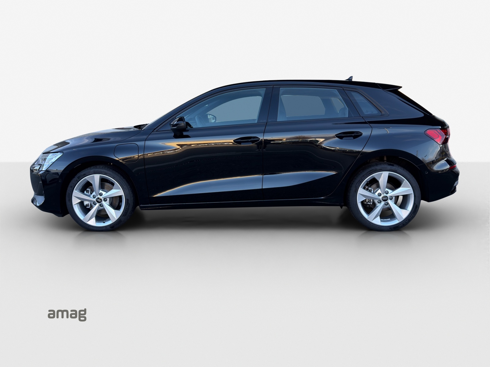AUDI A3 Sportback 40 TFSI e Attraction S-tronic-image-1