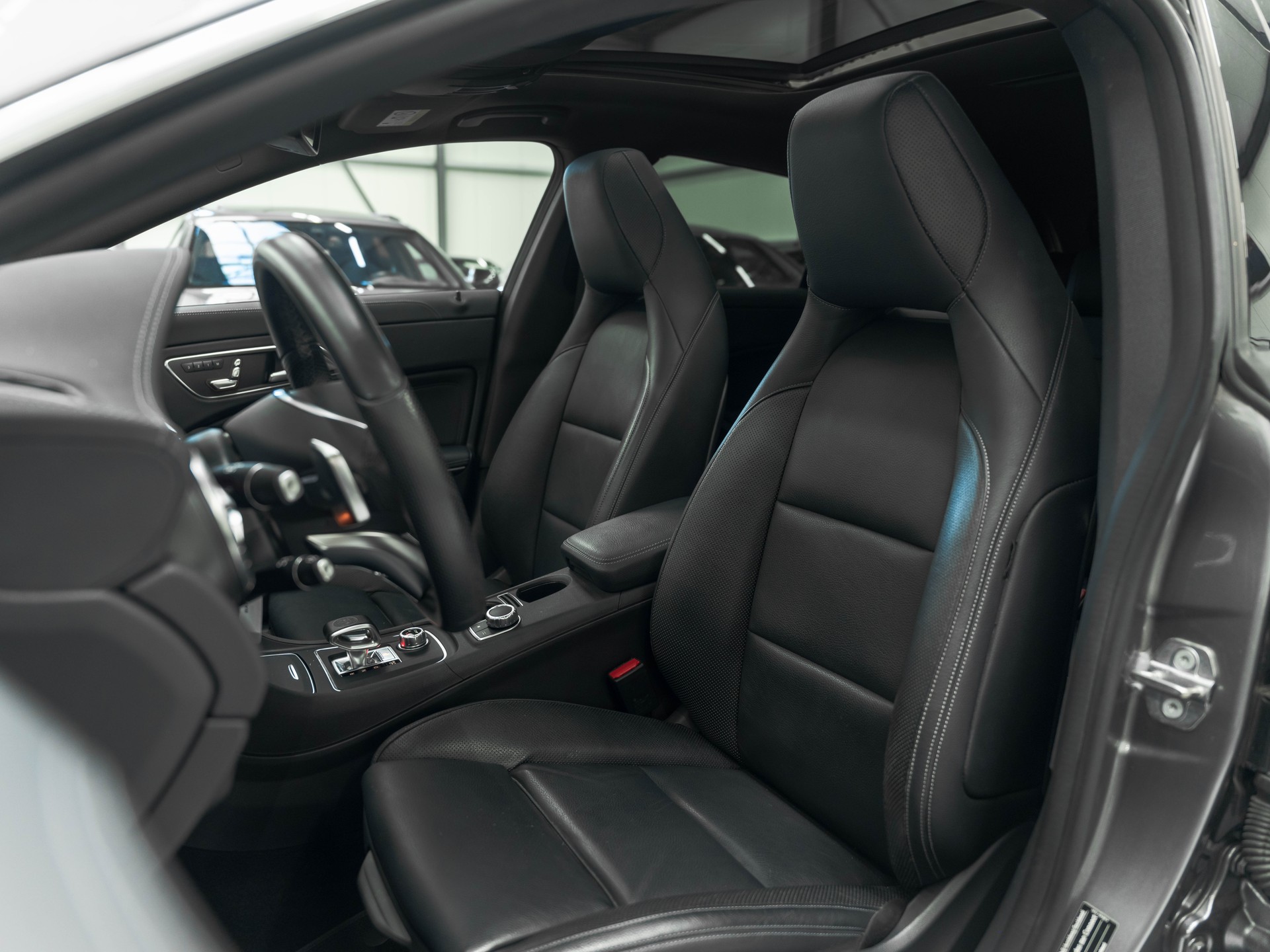 MERCEDES-BENZ CLA Shooting Brake 45 AMG 4Matic Speedshift-image-9