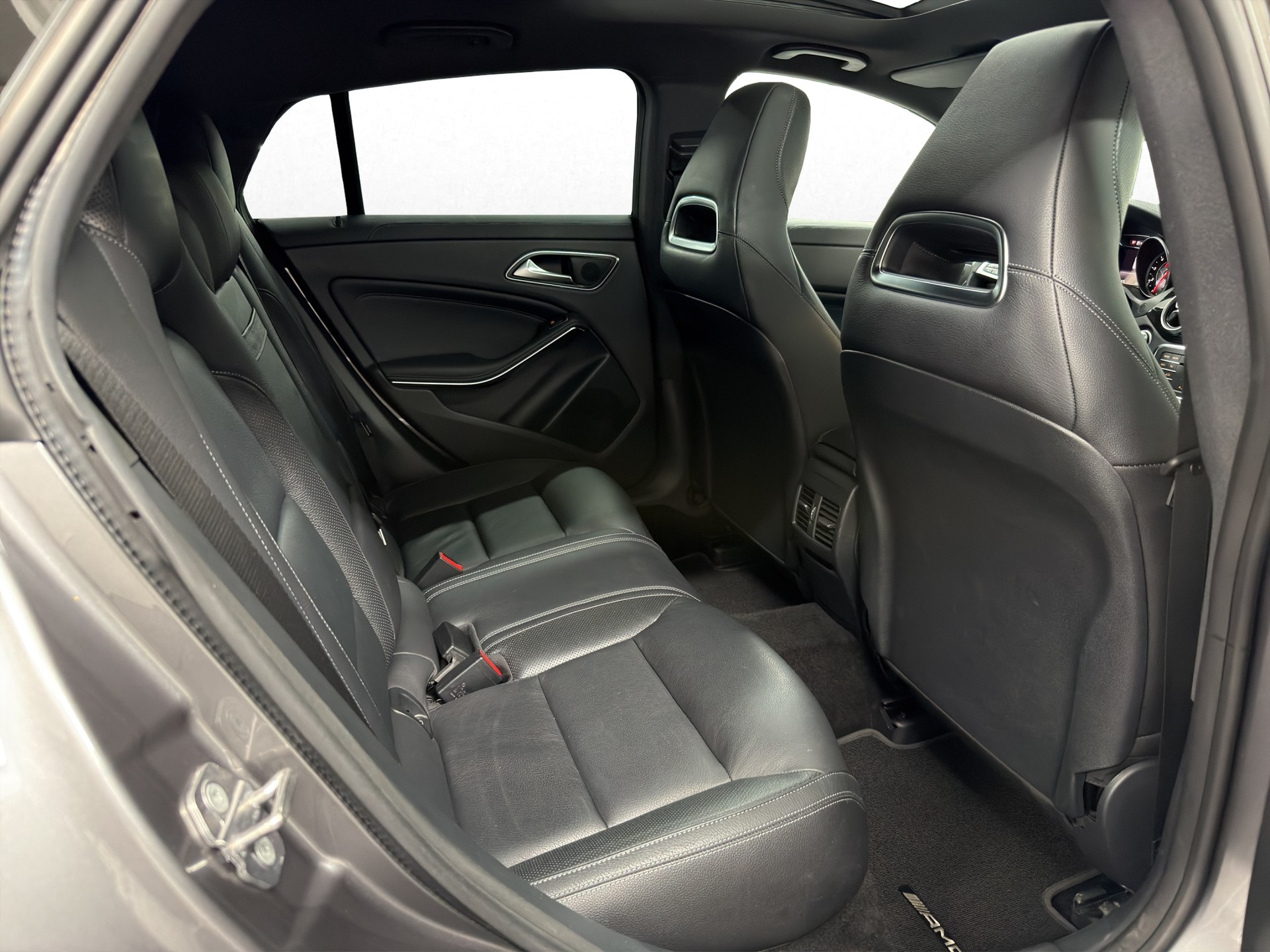 MERCEDES-BENZ CLA Shooting Brake 45 AMG 4Matic Speedshift-image-21