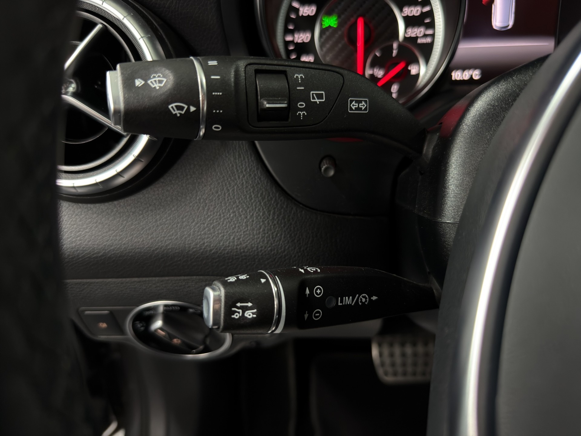 MERCEDES-BENZ CLA Shooting Brake 45 AMG 4Matic Speedshift-image-13