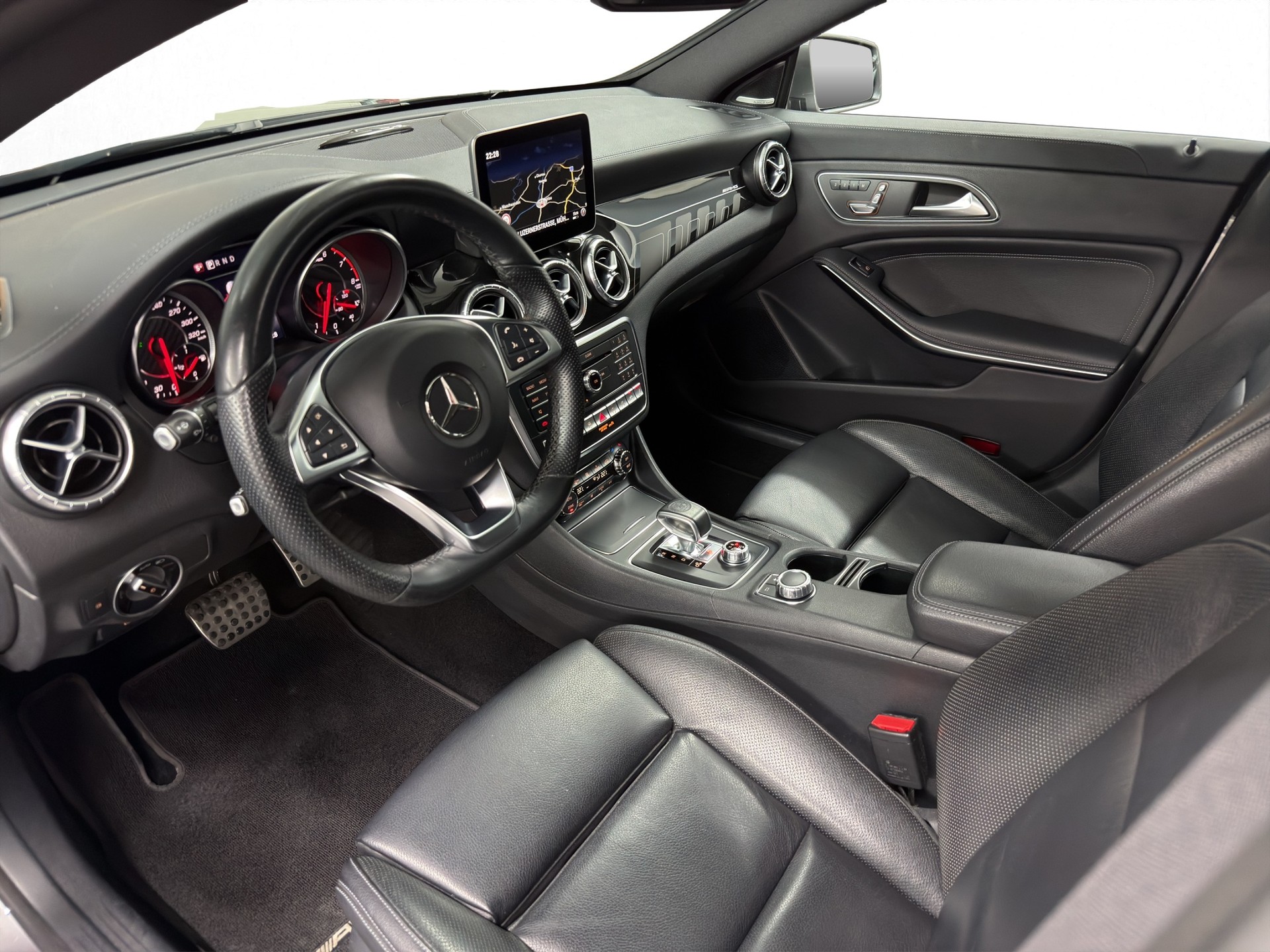 MERCEDES-BENZ CLA Shooting Brake 45 AMG 4Matic Speedshift-image-17