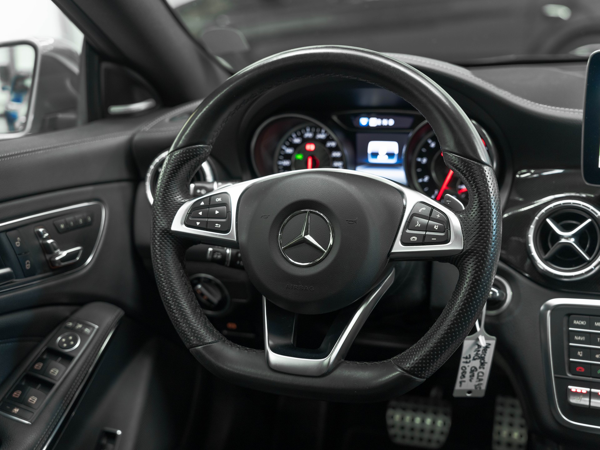 MERCEDES-BENZ CLA Shooting Brake 45 AMG 4Matic Speedshift-image-22