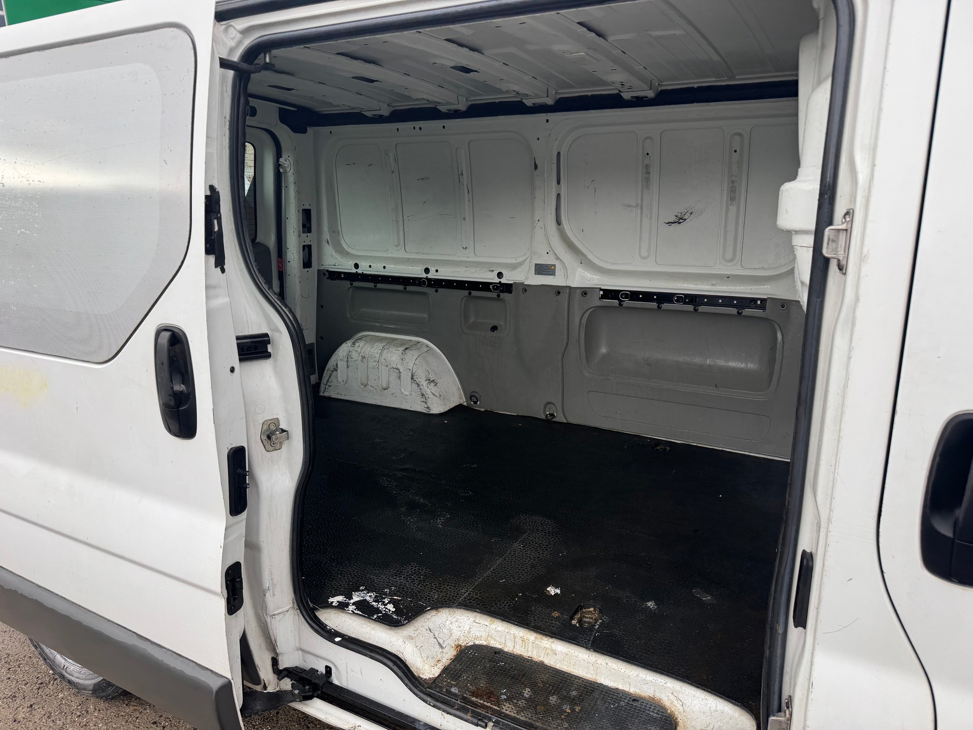 RENAULT Trafic 2.0 dCi 115 2.9t L2H1-image-9