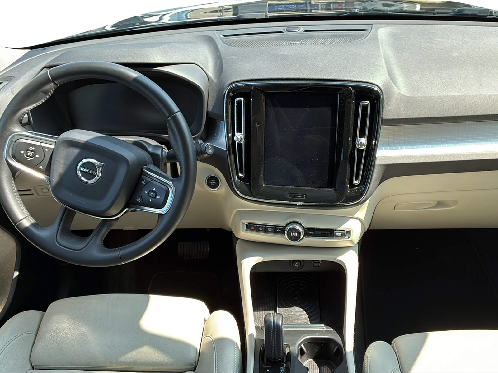 VOLVO XC40 2.0 D4 Momentum AWD-image-10