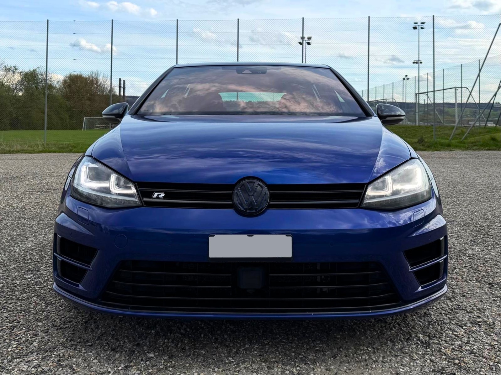 VW Golf 2.0 TSI R 4Motion-image-1