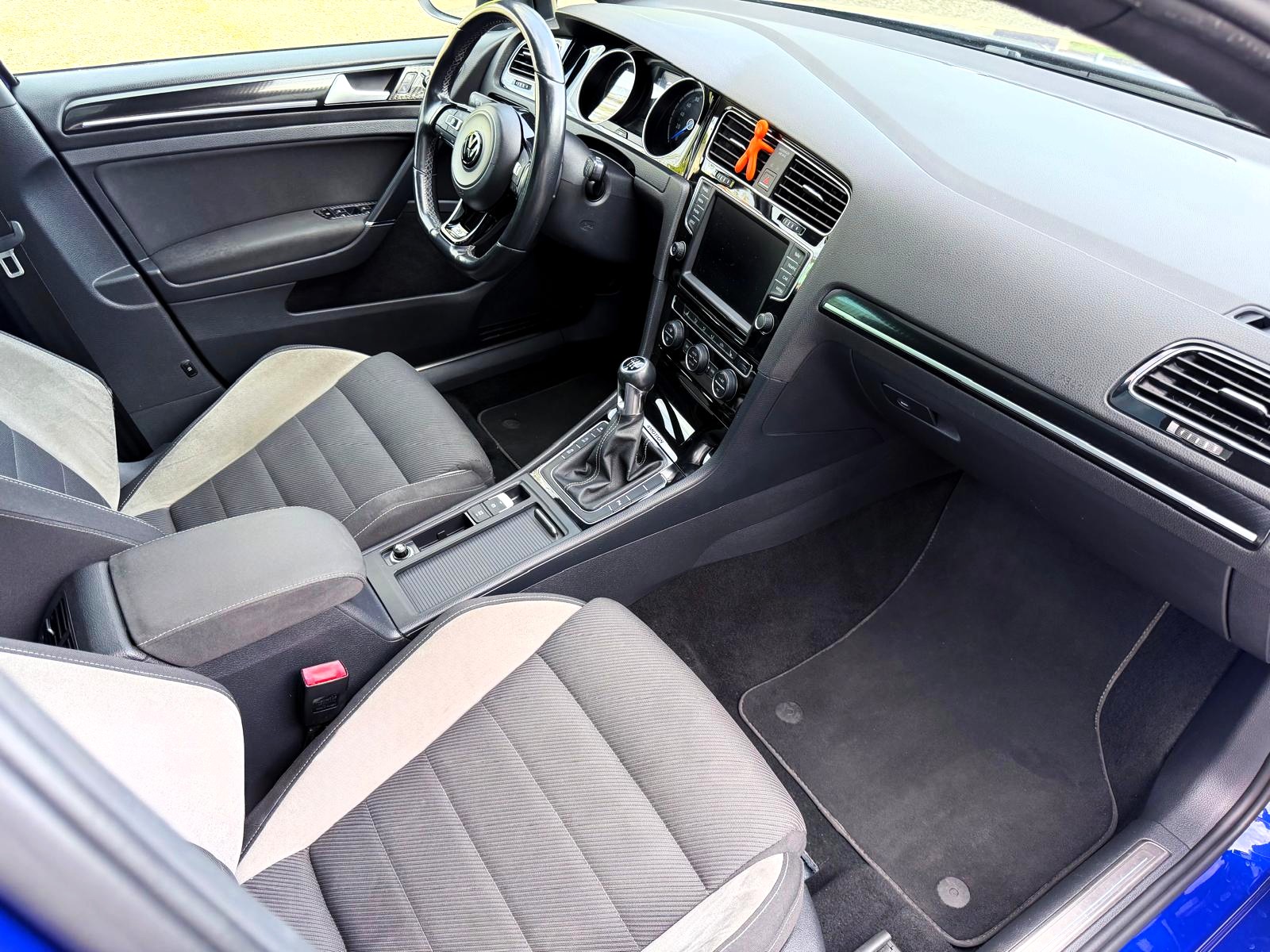 VW Golf 2.0 TSI R 4Motion-image-11
