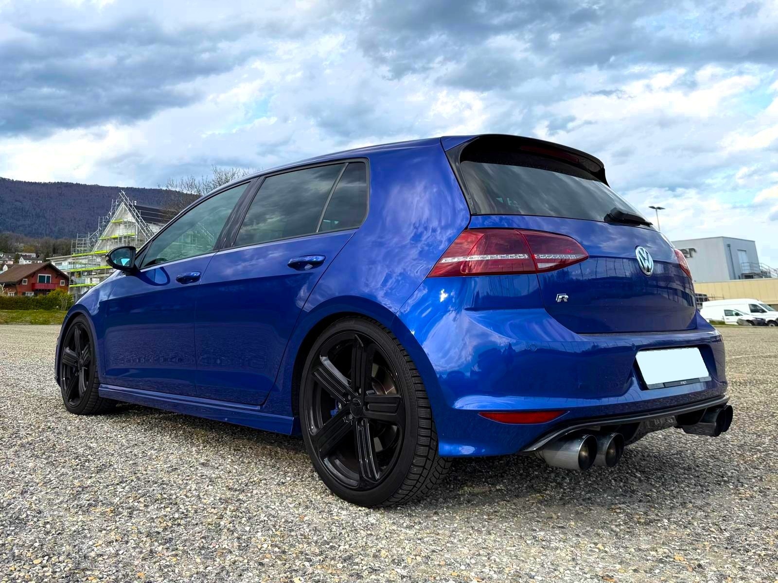 VW Golf 2.0 TSI R 4Motion-image-4