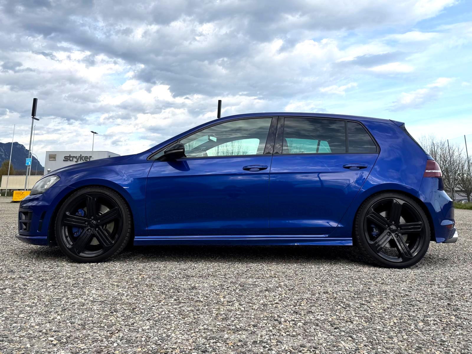 VW Golf 2.0 TSI R 4Motion-image-3
