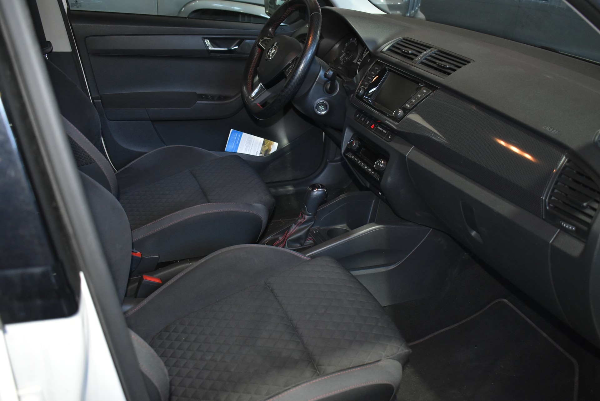 SKODA Fabia 1.4 TSI R5 DSG-image-9