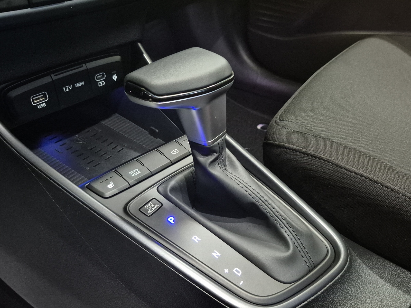 HYUNDAI i20 1.0 T-GDi Amplia-image-14