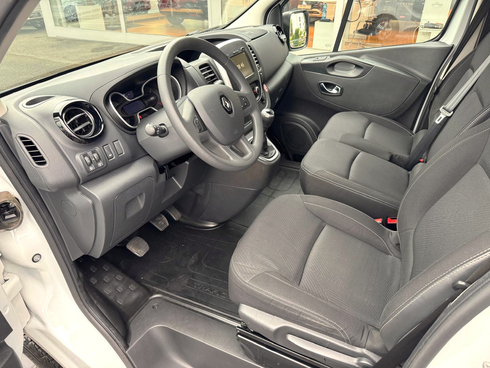 RENAULT Trafic Ene dCi120 2.0 Bus L2H1 *1550 KG Nutzlast*-showroom-element-1