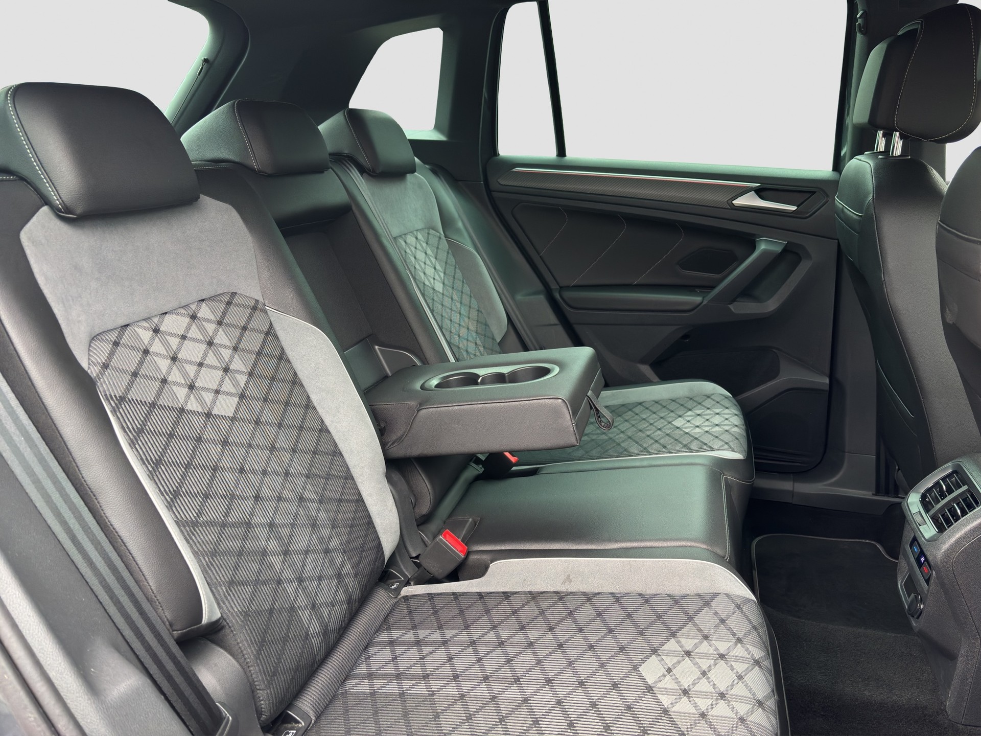 VW Tiguan 2.0 TDI SCR R-Line 4Motion DSG-image-13