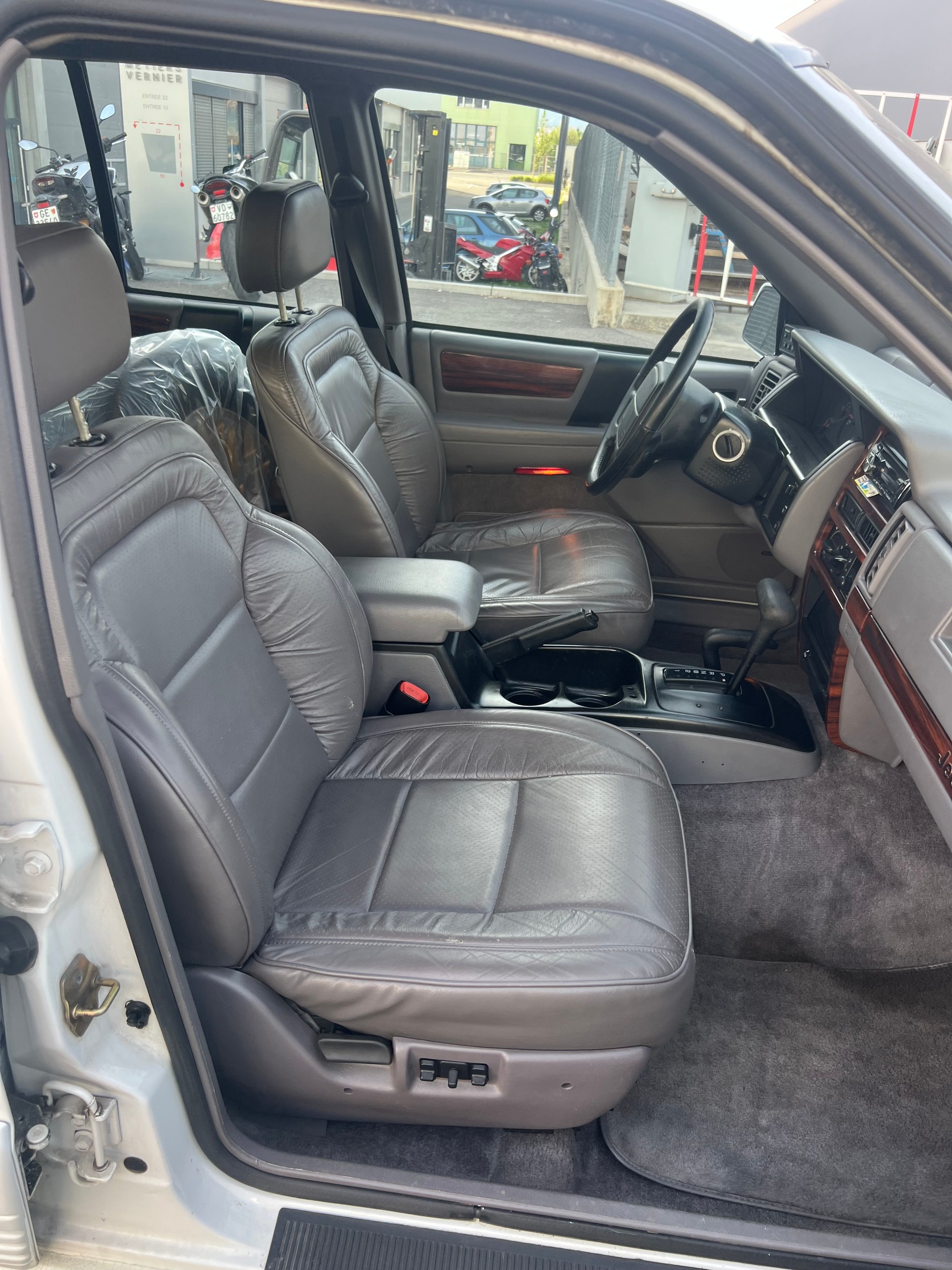JEEP Grand Cherokee 5.2 Limited Automatic-image-12