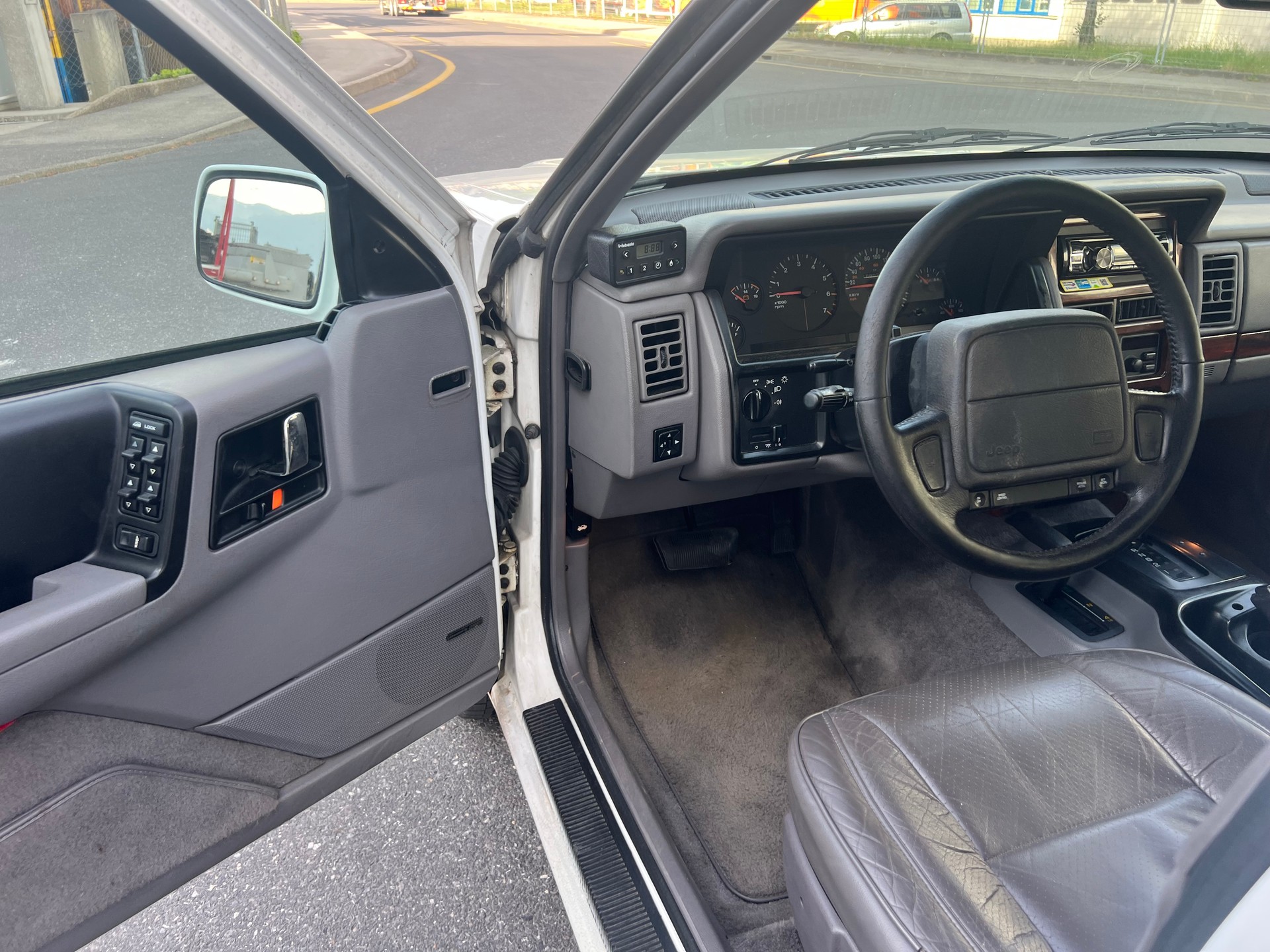JEEP Grand Cherokee 5.2 Limited Automatic-image-8