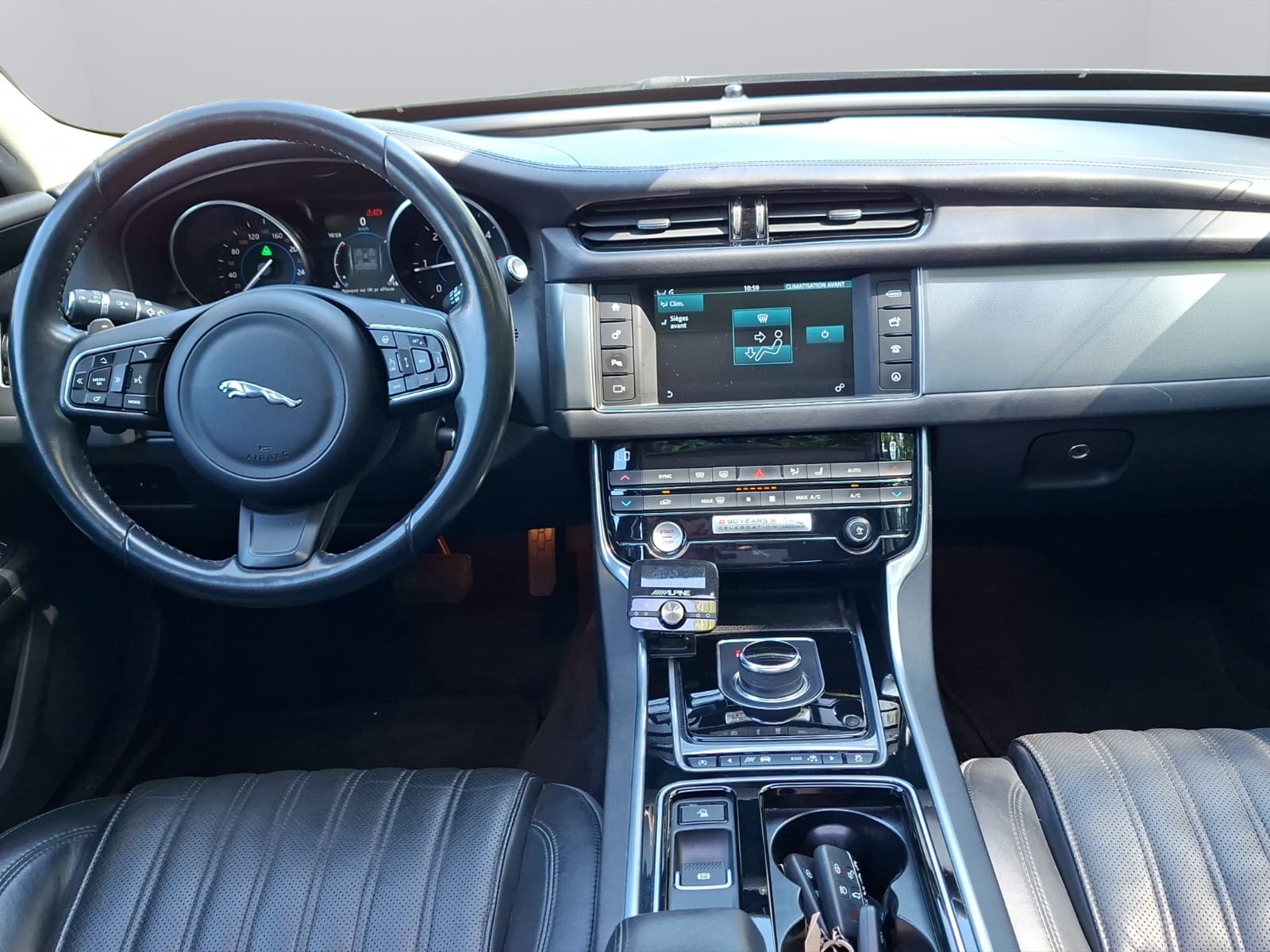 JAGUAR XF 20d Prestige AWD Automatic-image-11