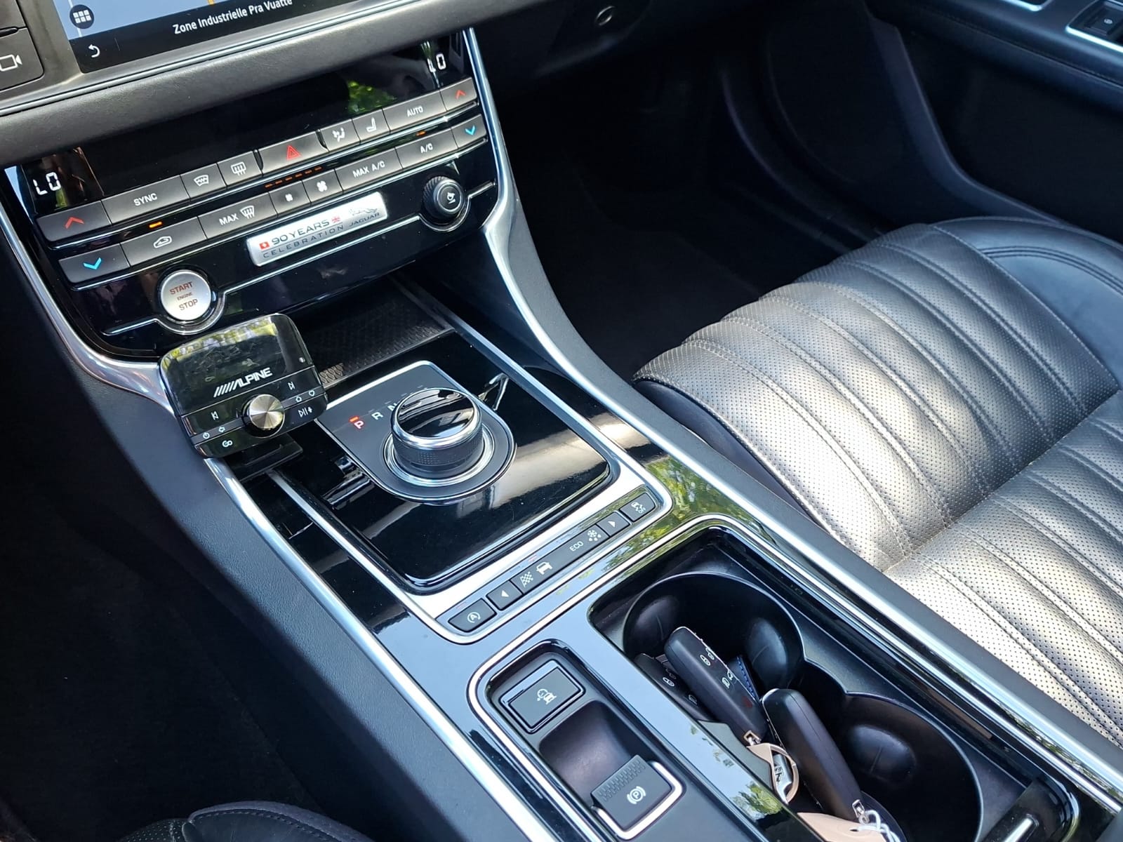 JAGUAR XF 20d Prestige AWD Automatic-image-13