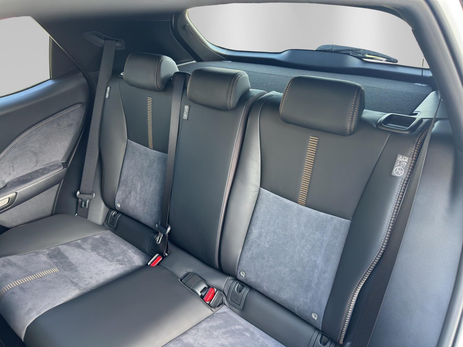 LEXUS LBX 1.5 Hybrid Cool-image-9