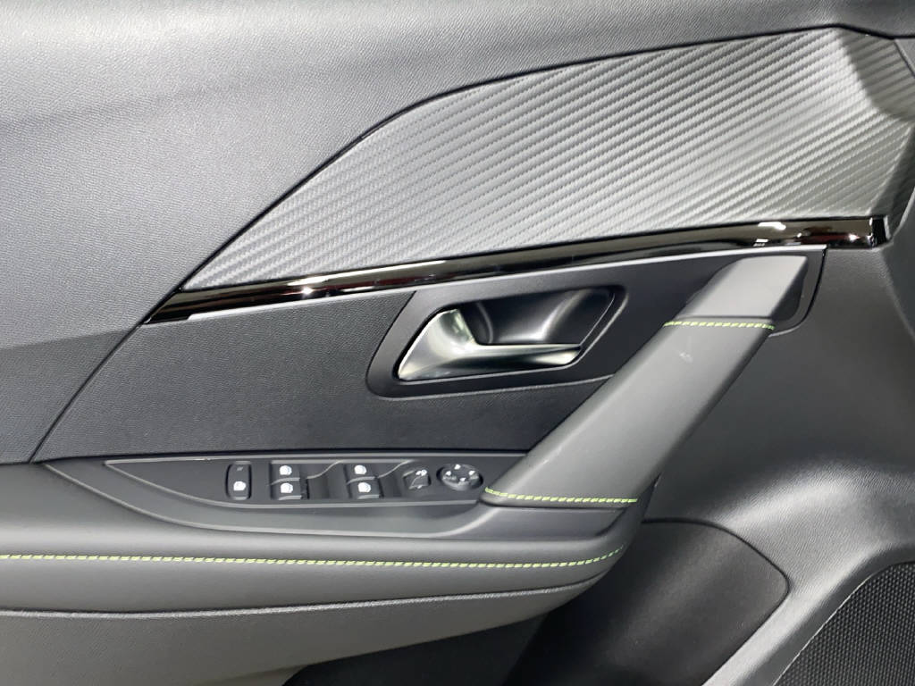 PEUGEOT 208 1.2 Hybrid 145 GT-image-9