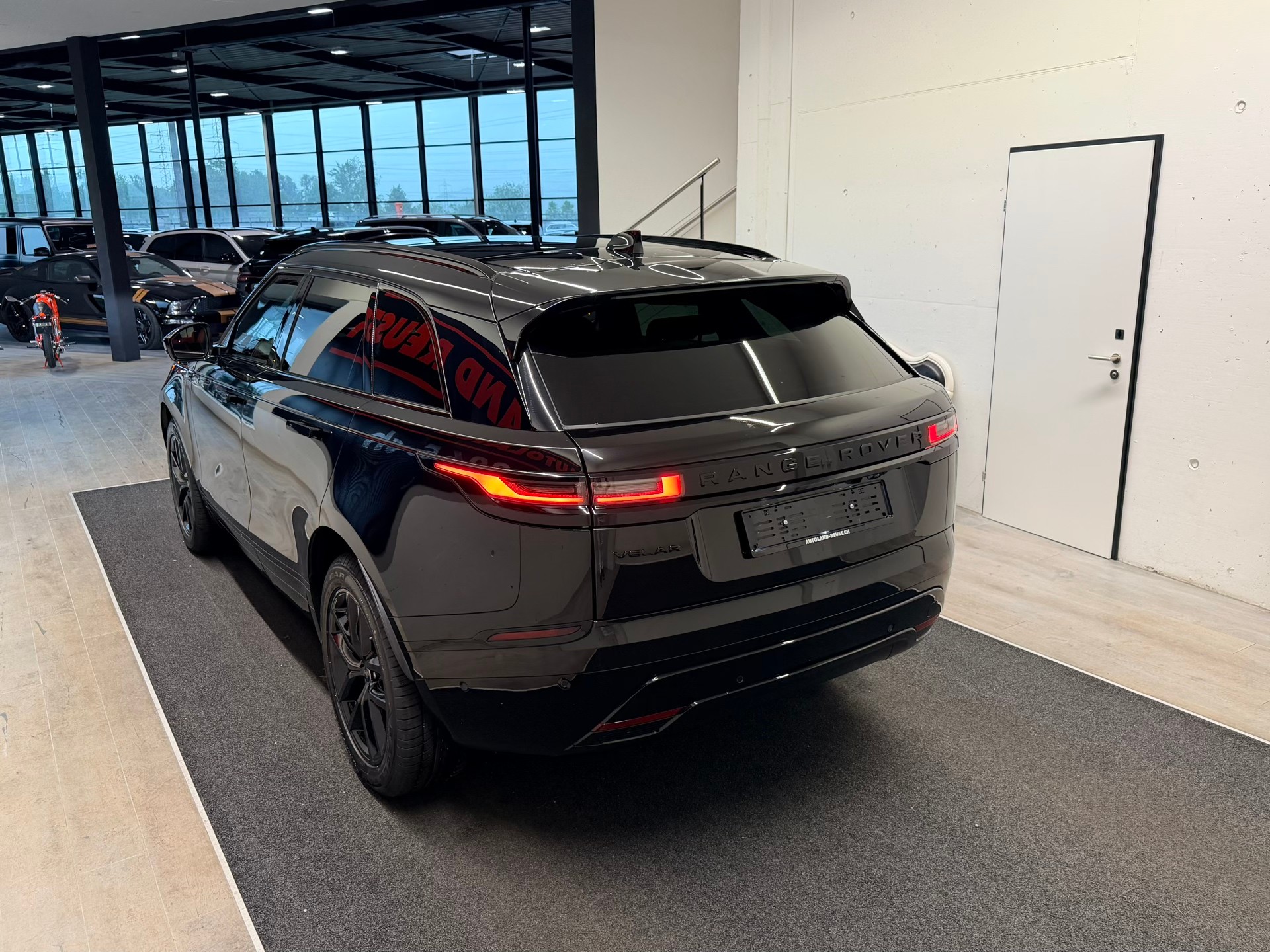 LAND ROVER Range Rover Velar Dynamic SE P 400 Automatic-image-8