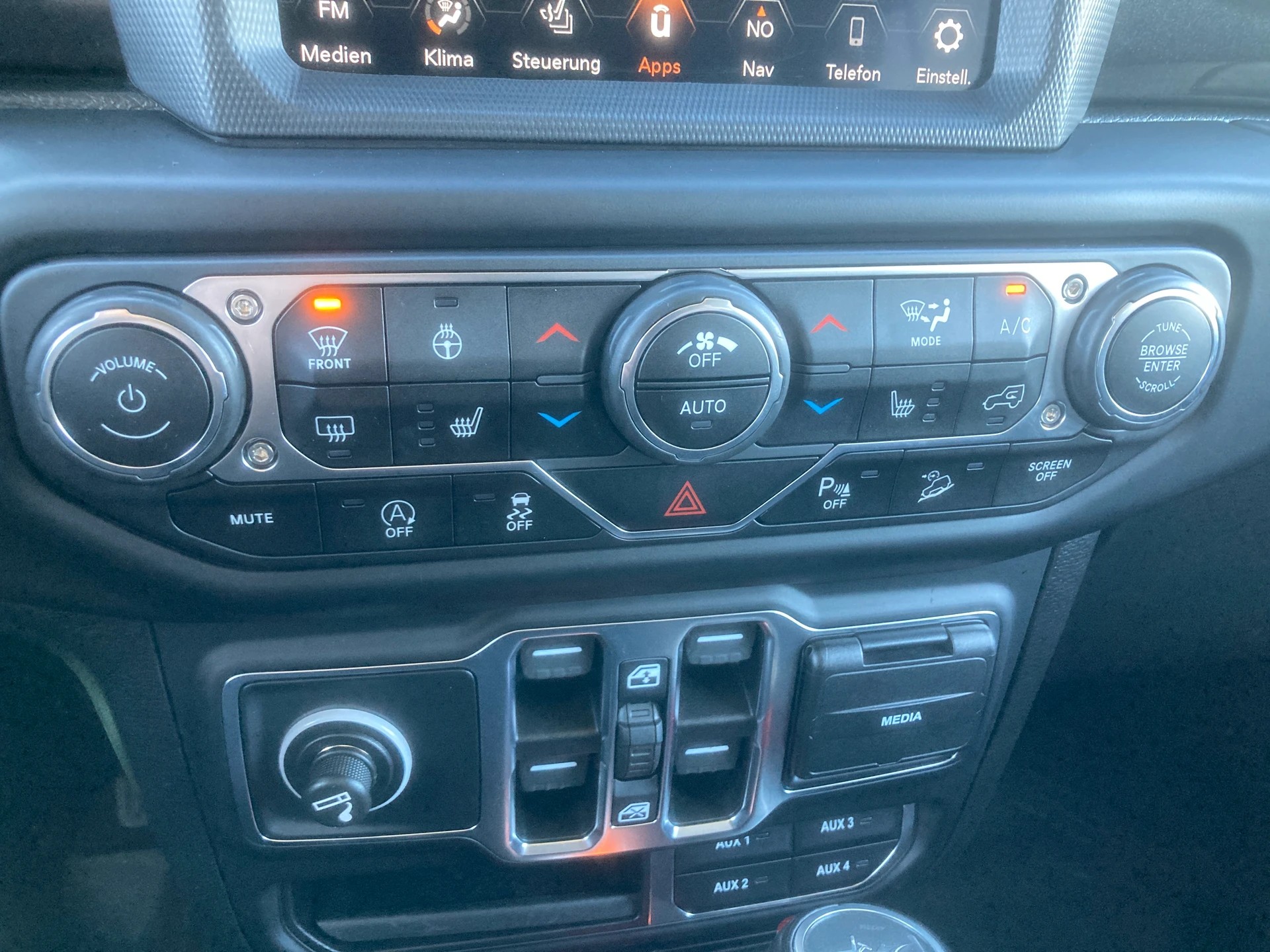 JEEP Wrangler 2.0 Unlimited Sahara Automatic-image-14