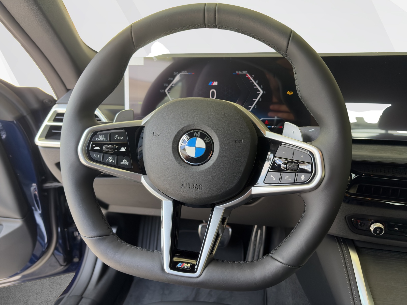 BMW 430i xDrive Cabrio-image-11