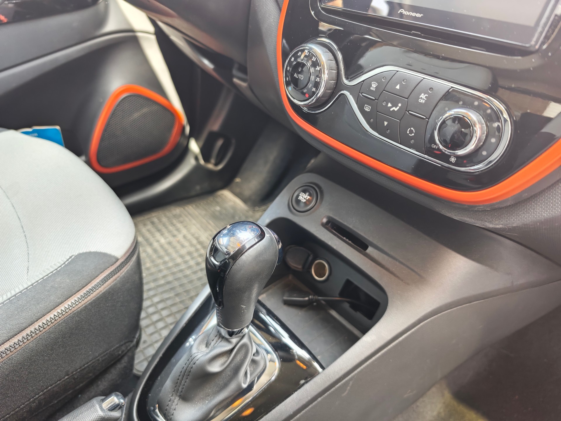 RENAULT Captur 1.2 T 16V Dynamique EDC-showroom-element-2