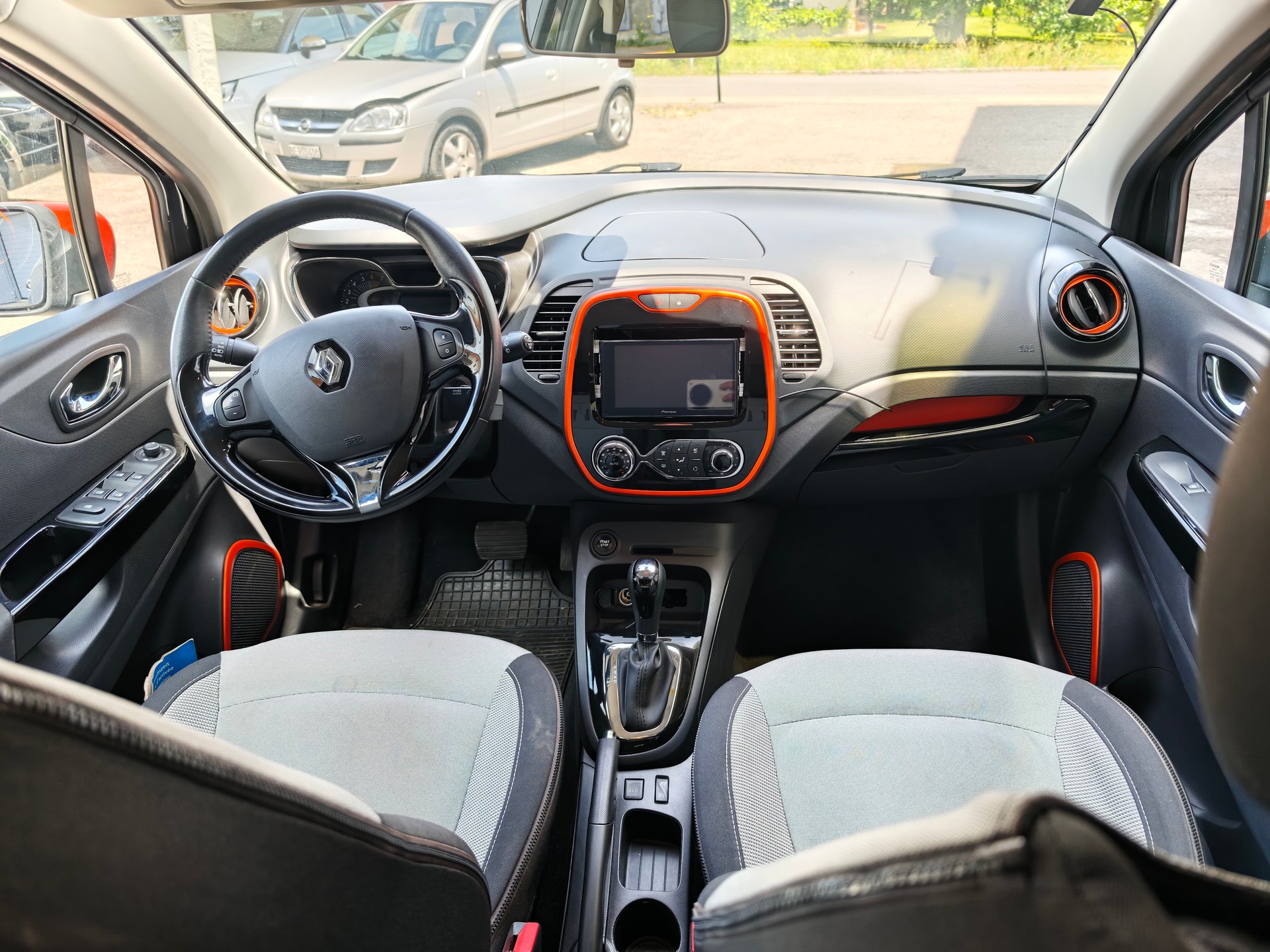 RENAULT Captur 1.2 T 16V Dynamique EDC-showroom-element-1