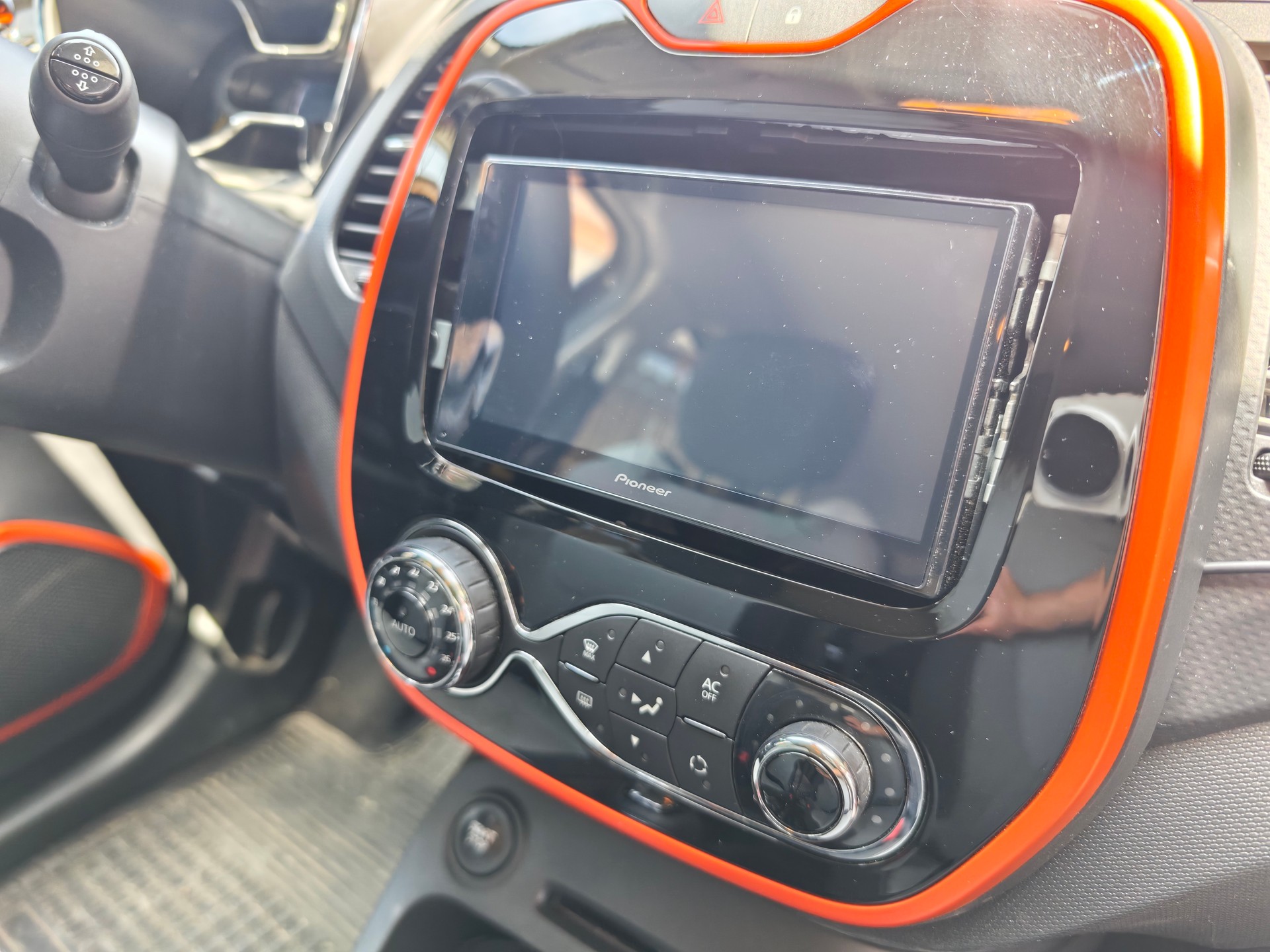 RENAULT Captur 1.2 T 16V Dynamique EDC-showroom-element-3