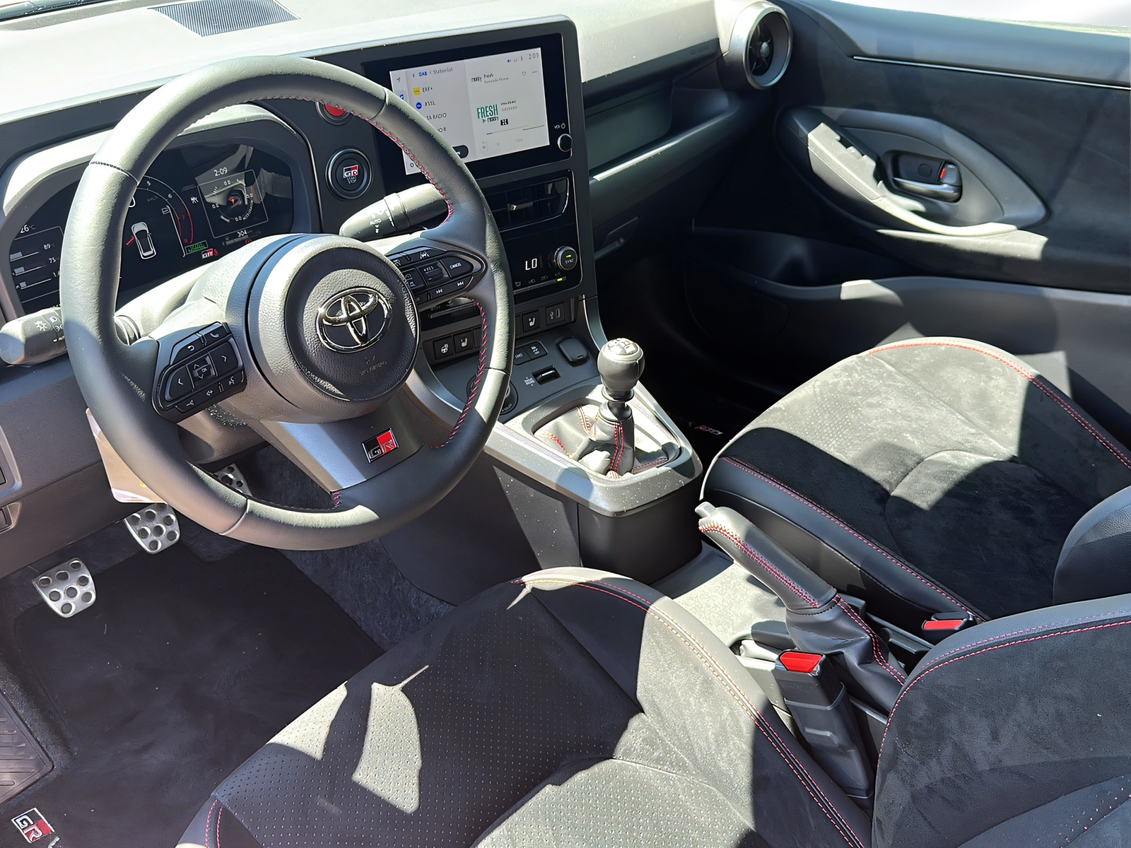 TOYOTA Yaris 1.6 GR Sport-image-4