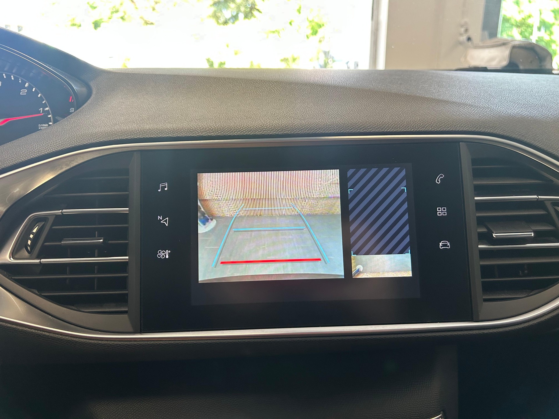 PEUGEOT 308 SW 1.5 BlueHDi Allure-image-12