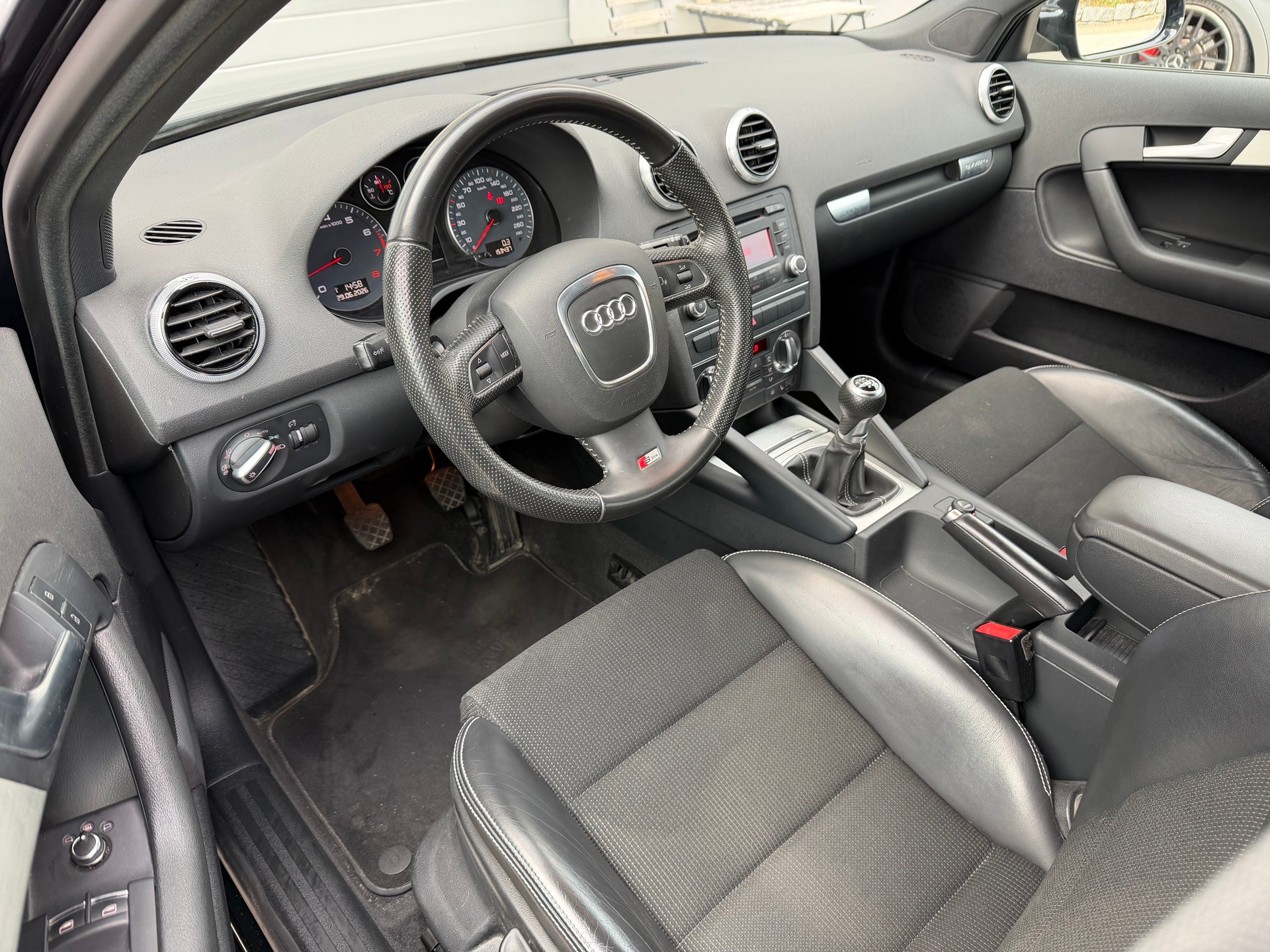 AUDI A3 Sportback 1.8 TFSI Ambiente quattro-image-9