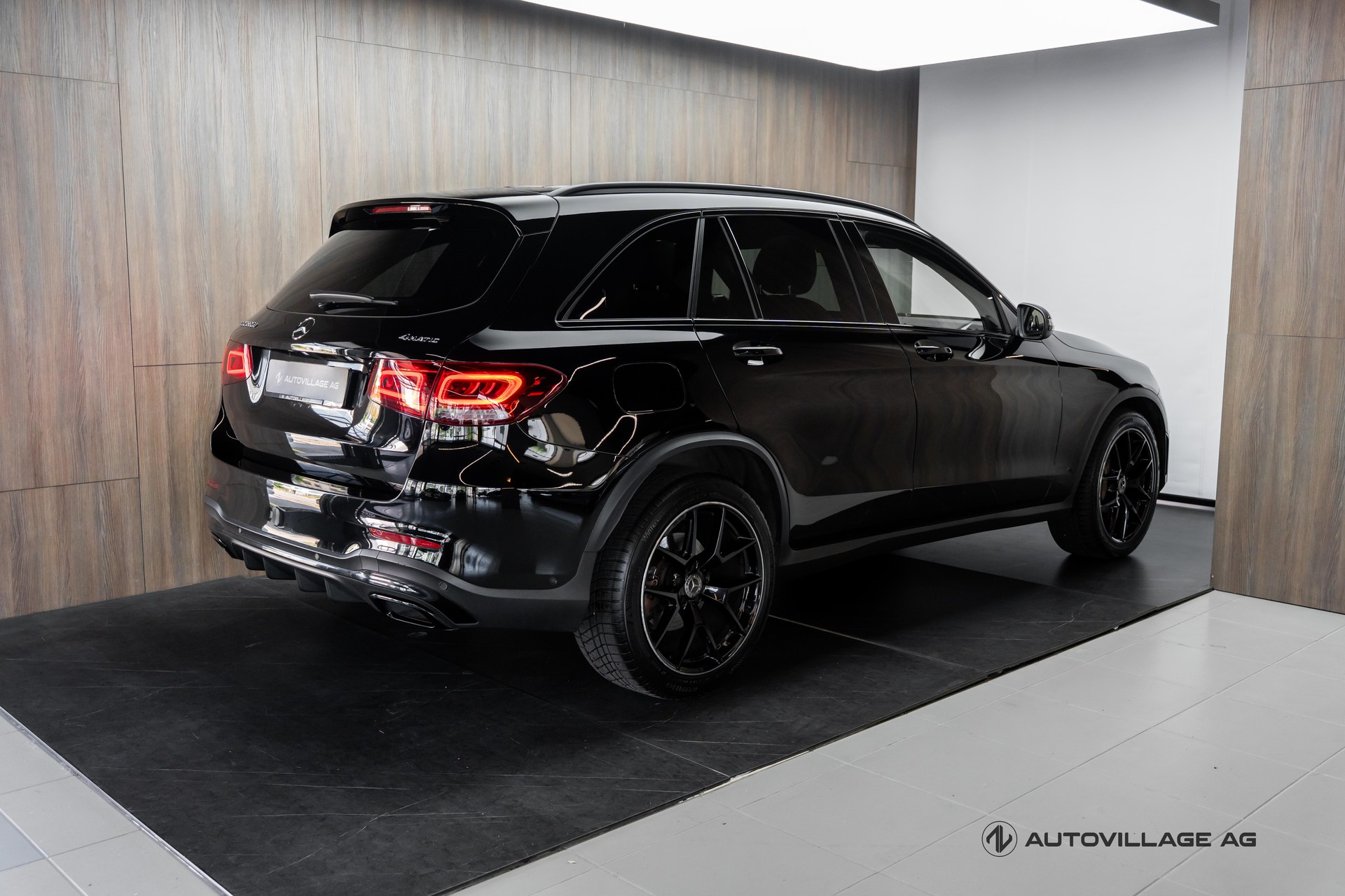 MERCEDES-BENZ GLC 220 d AMG Line 4Matic 9G-Tronic-showroom-element-1
