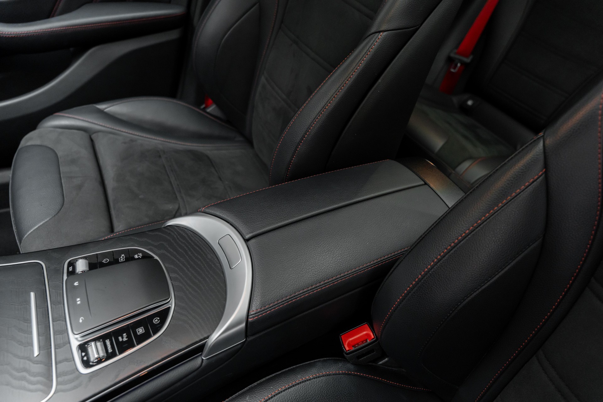 MERCEDES-BENZ GLC 220 d AMG Line 4Matic 9G-Tronic-image-15