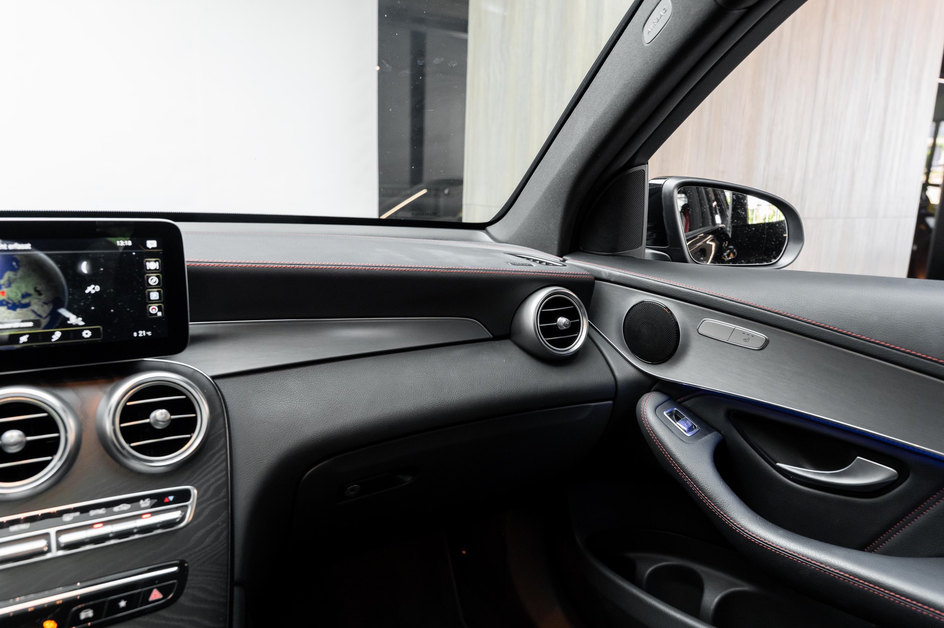 MERCEDES-BENZ GLC 220 d AMG Line 4Matic 9G-Tronic-image-17