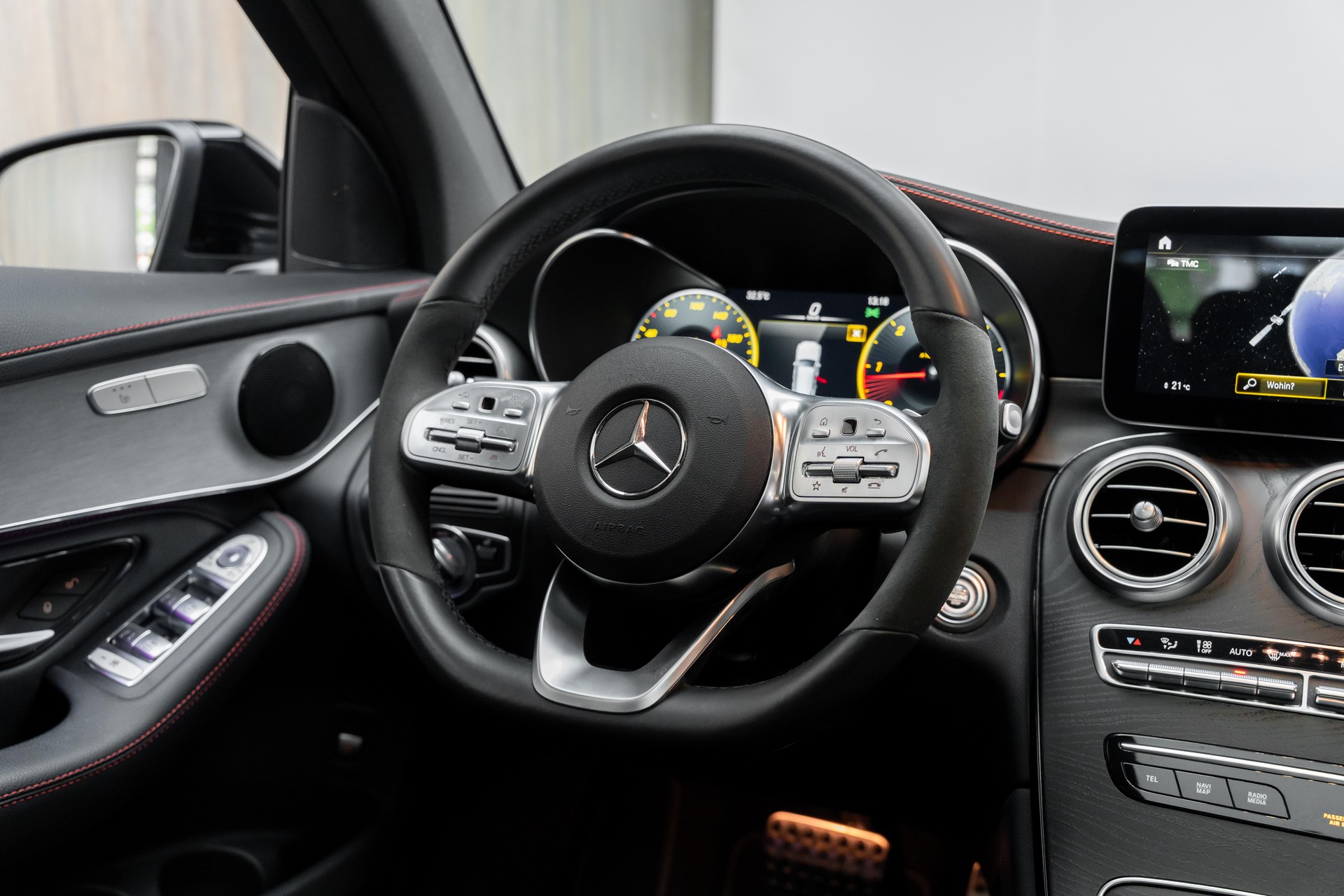 MERCEDES-BENZ GLC 220 d AMG Line 4Matic 9G-Tronic-image-19