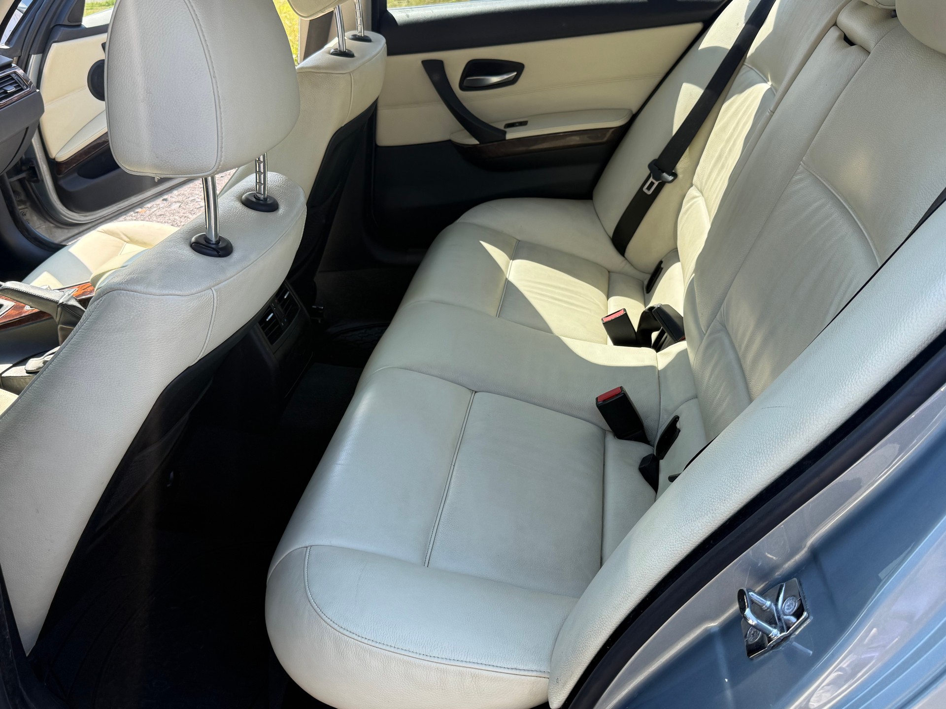 BMW 325i-image-9