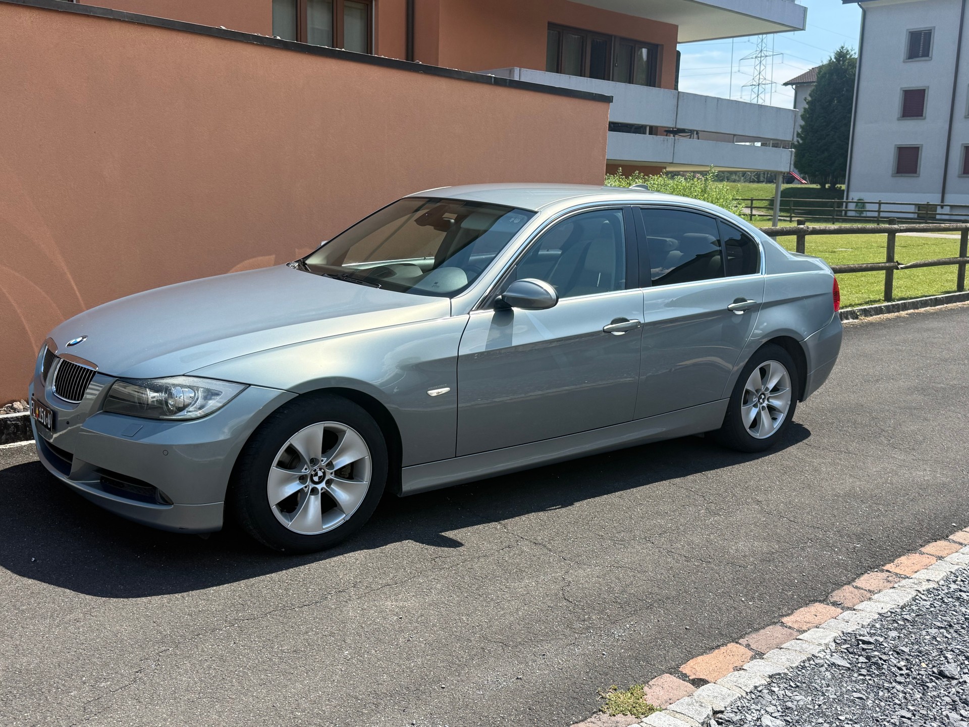 BMW 325i-image-4