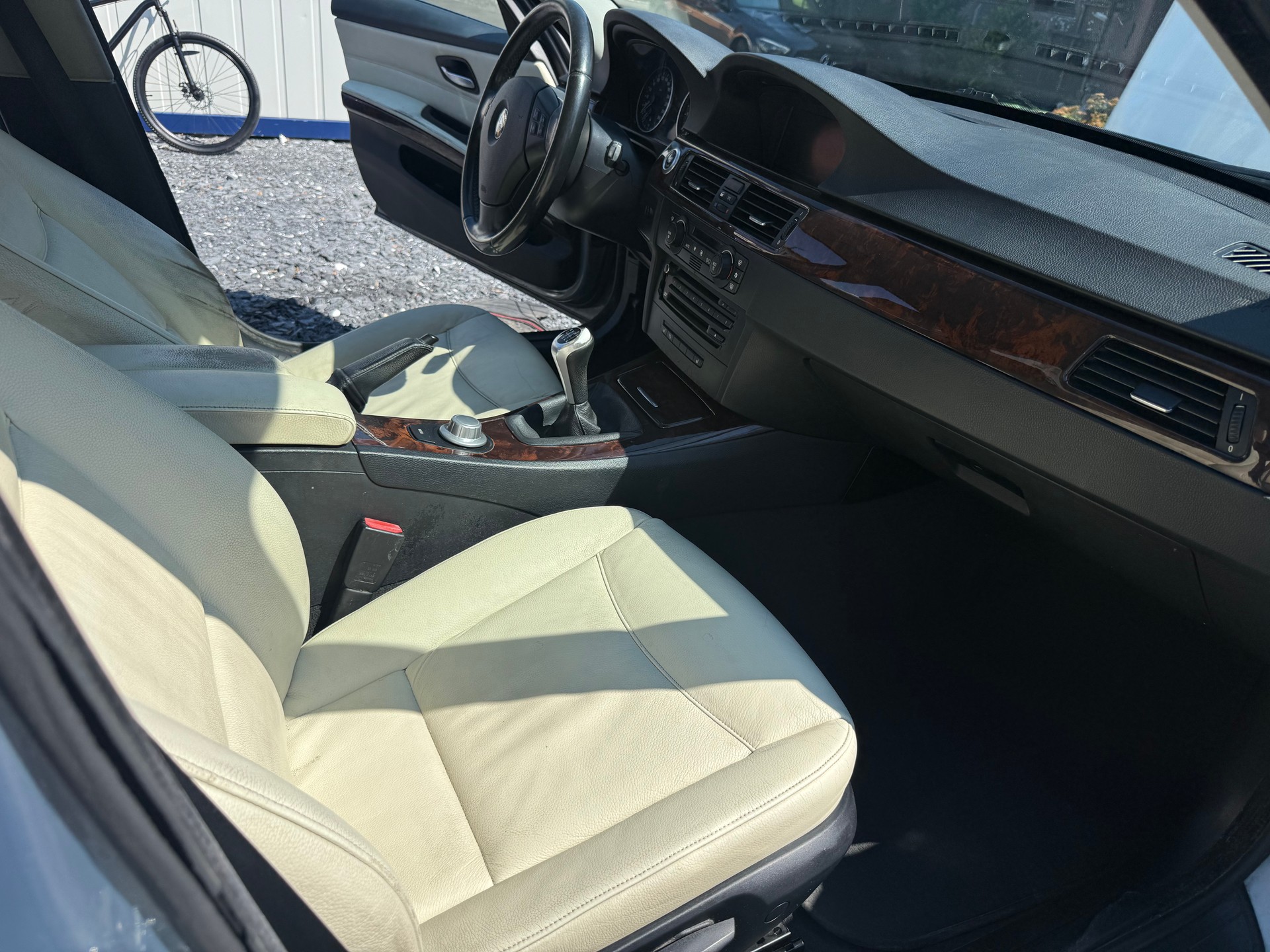 BMW 325i-image-7
