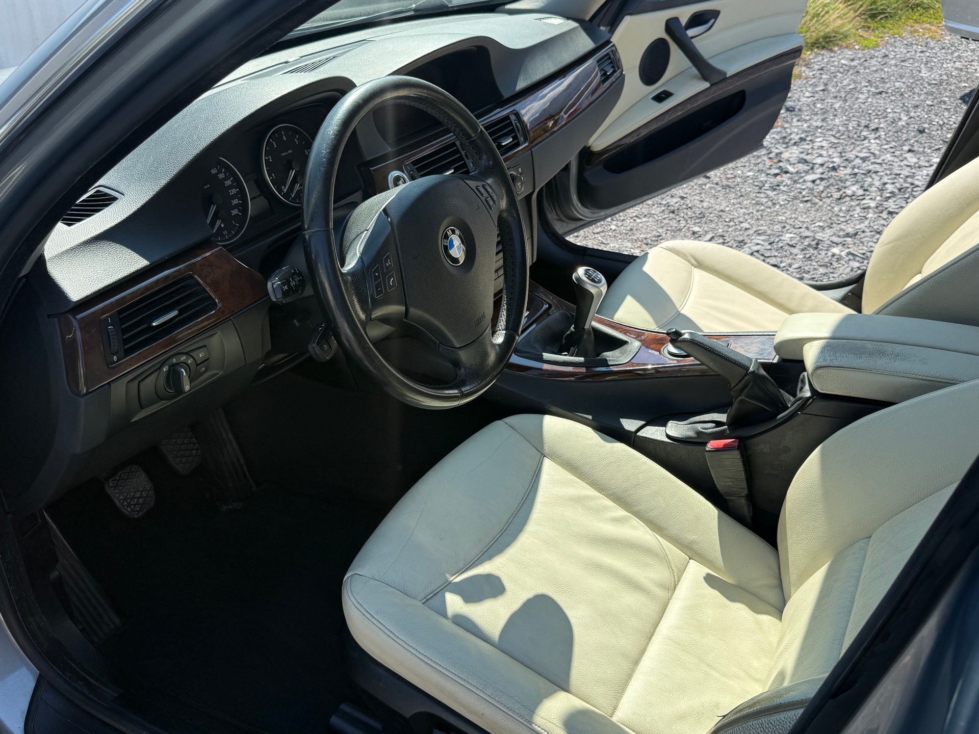 BMW 325i-image-8