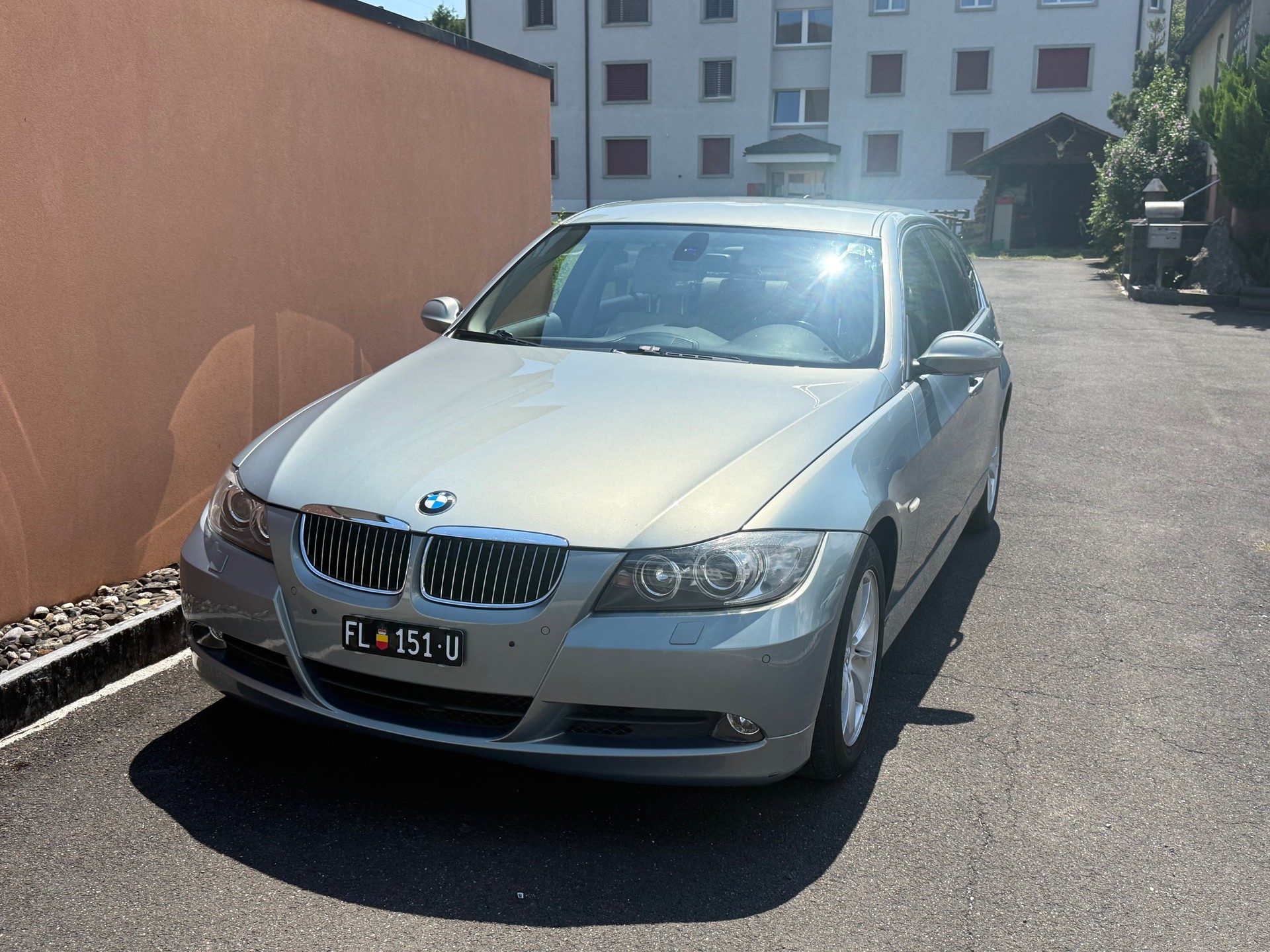 BMW 325i-image-1