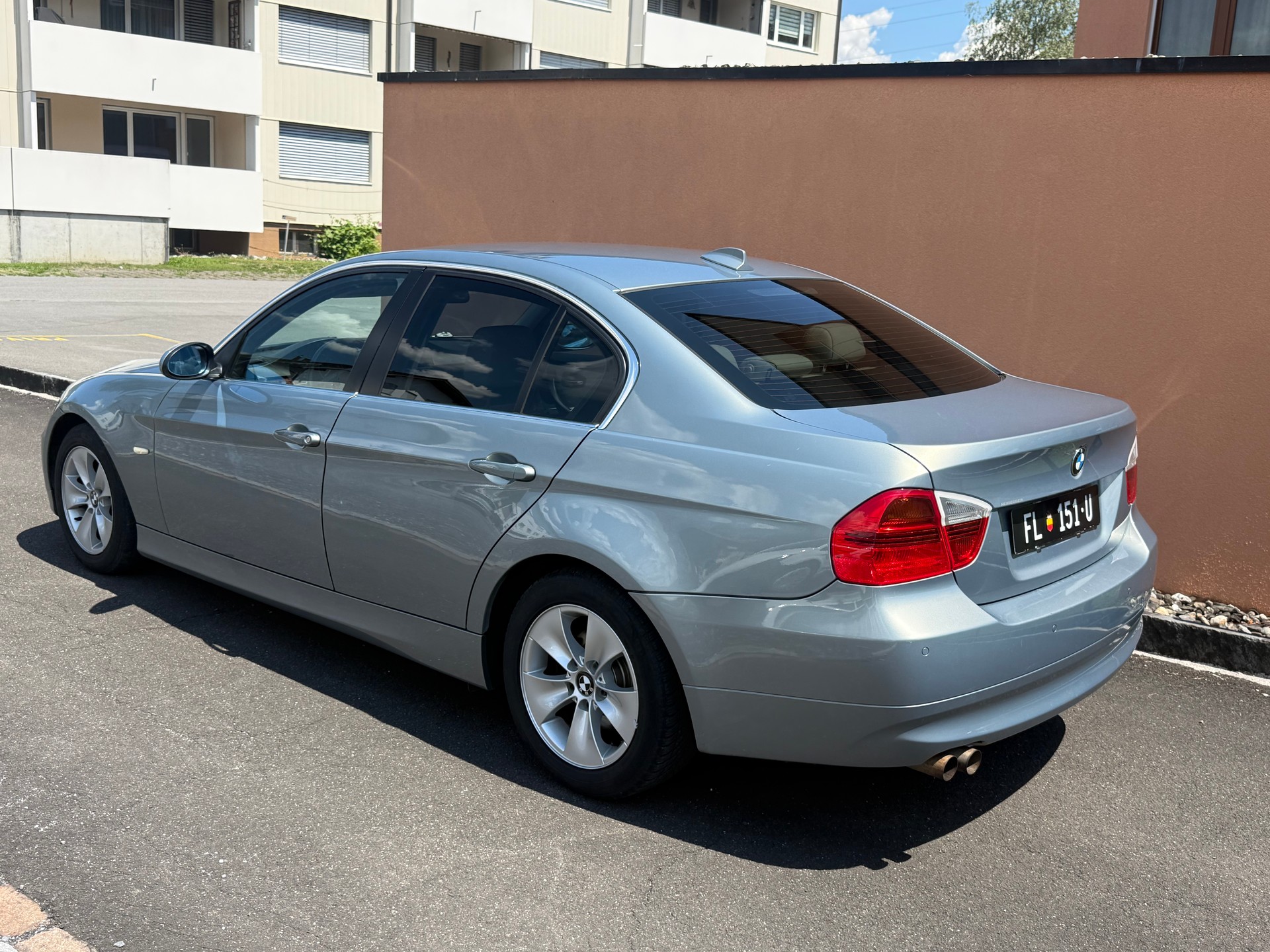 BMW 325i-image-2