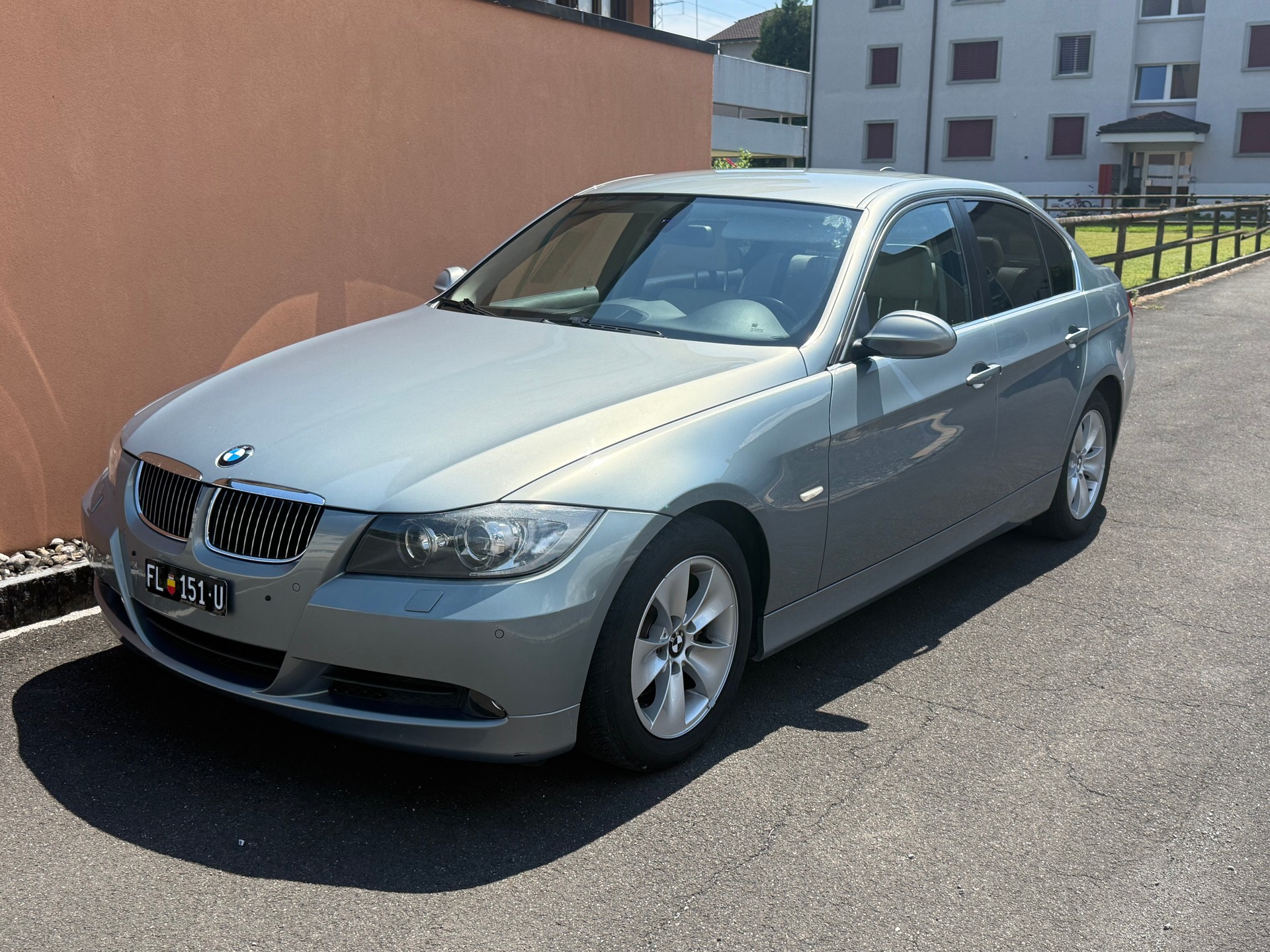 BMW 325i-image-3