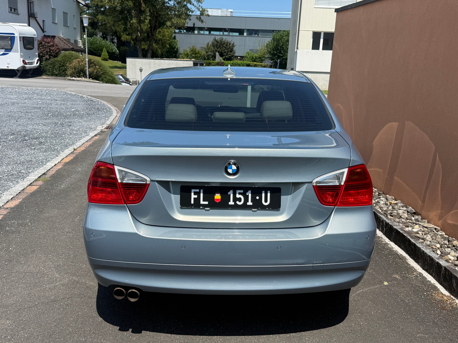 BMW 325i-image-6