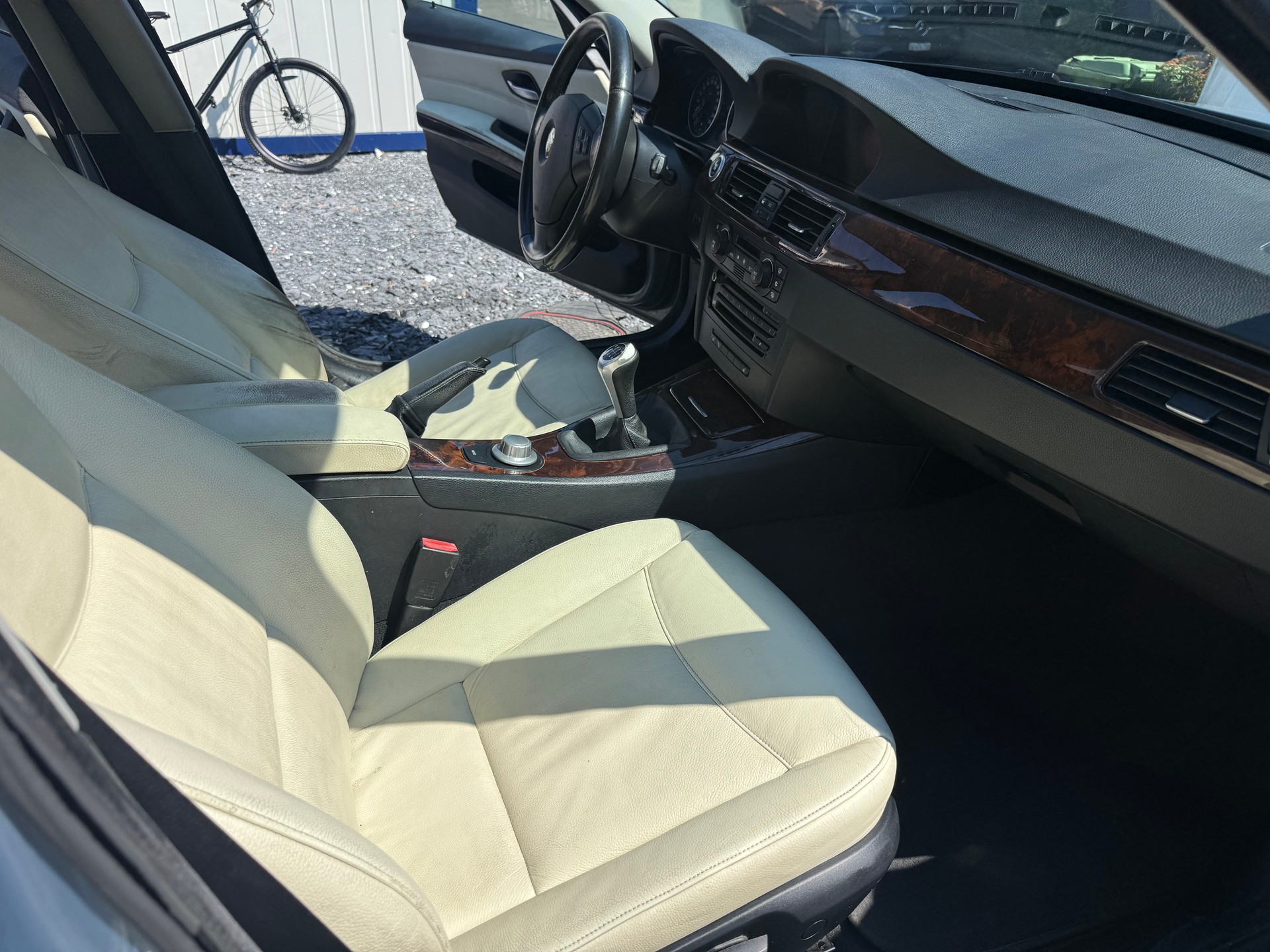 BMW 325i-image-10