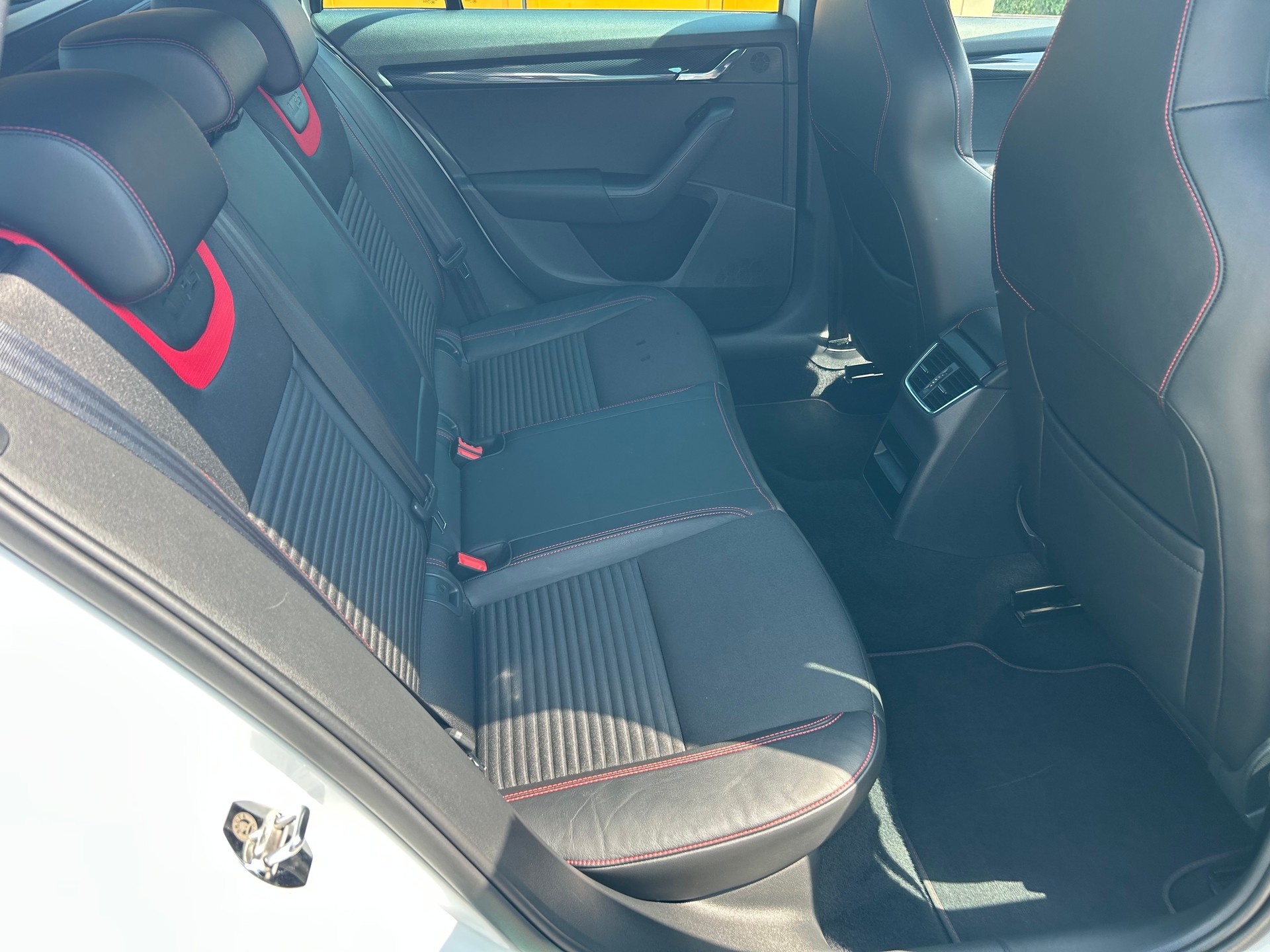 SKODA Octavia Combi 2.0 TSI RS DSG-image-9